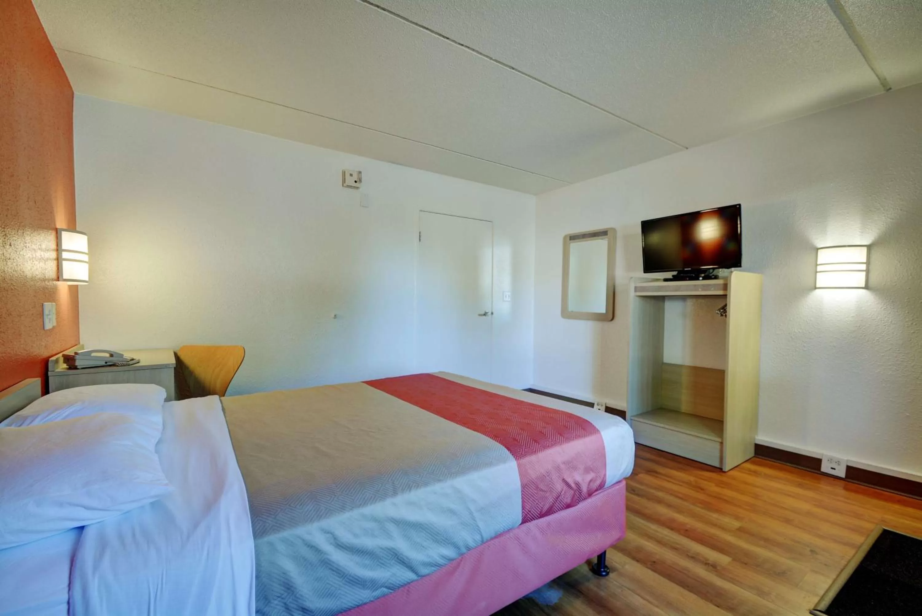 TV and multimedia, Bed in Motel 6-Chicopee, MA - Springfield
