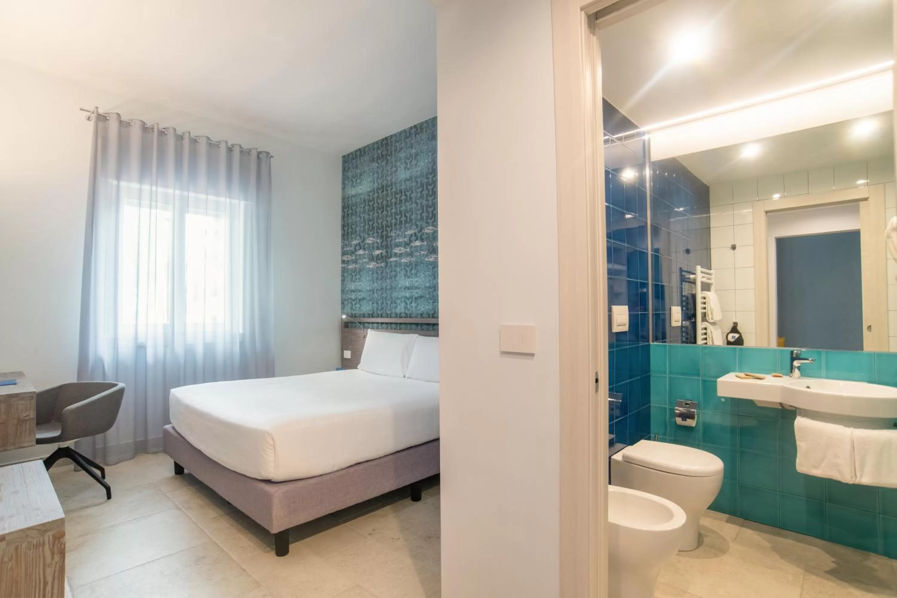 Bathroom, Bed in Hotel Riva Del Sole