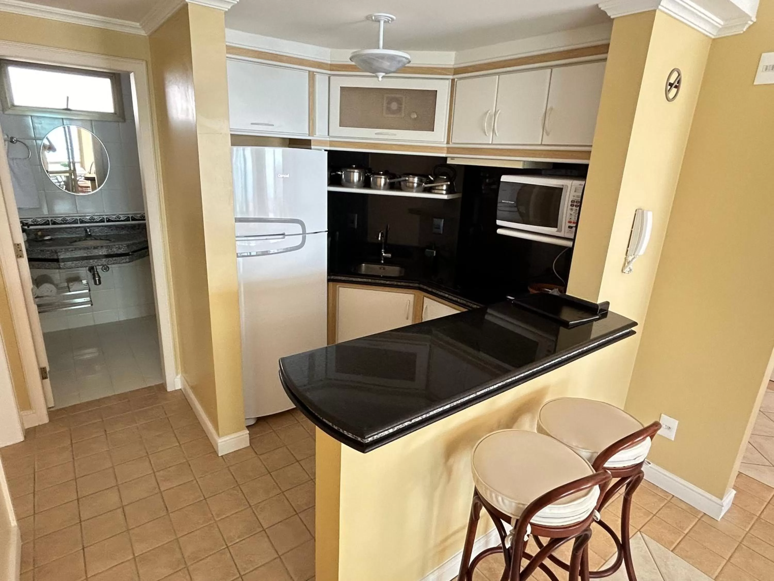 Kitchen or kitchenette in Golfinhos Apart Hotel