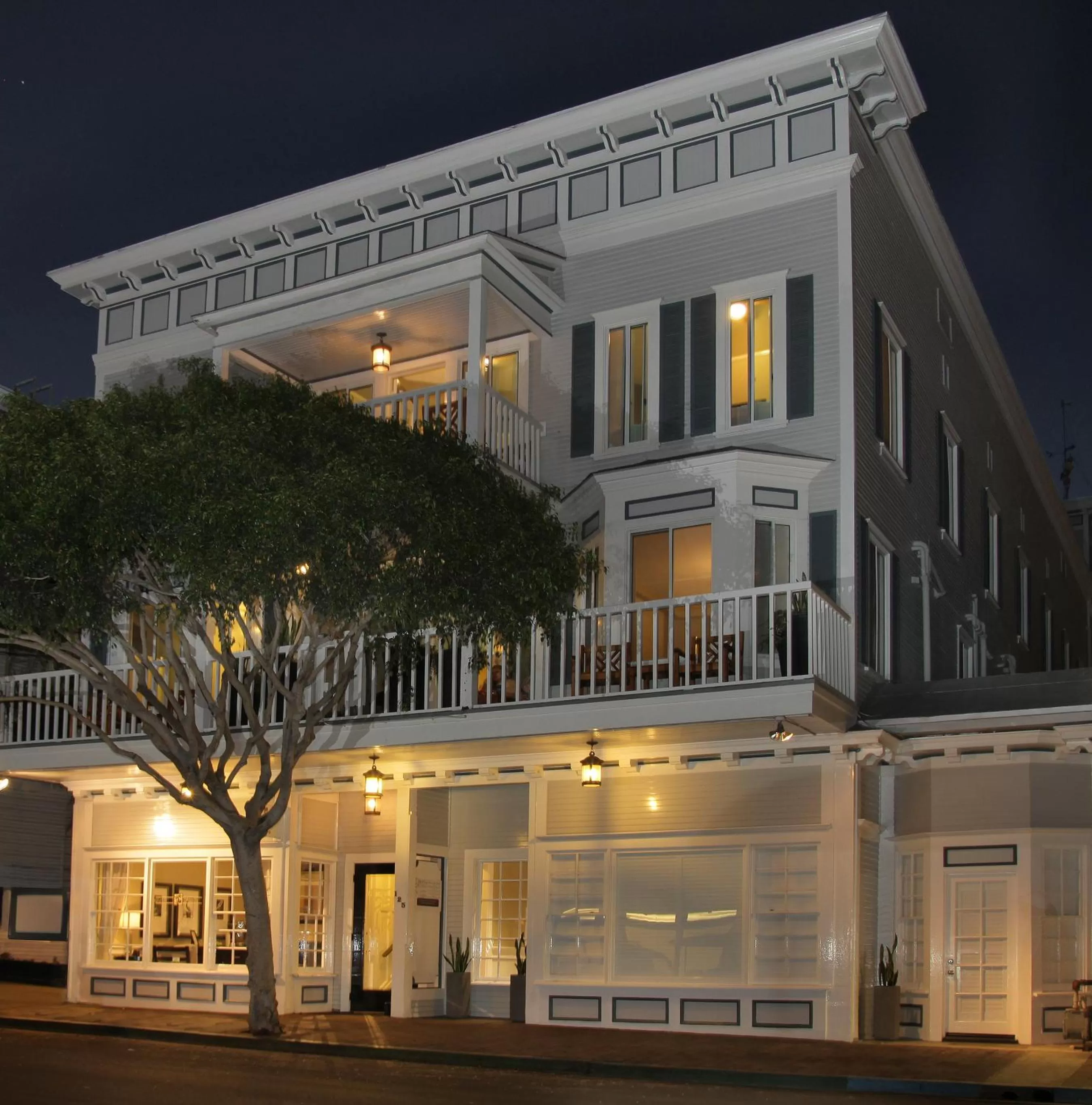 Property building in Catalina Island Inn