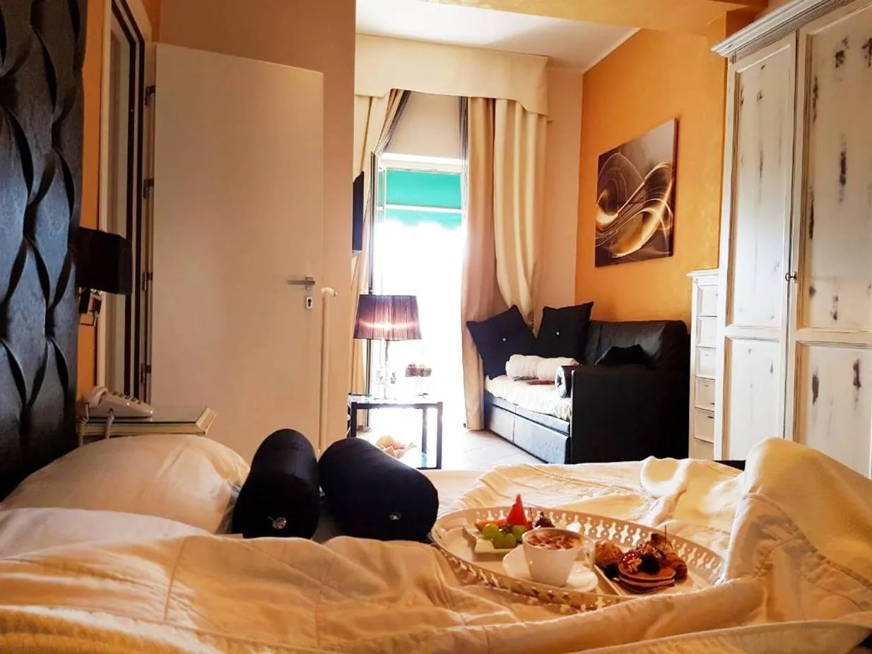 Lake view, Bed in Hotel Luna