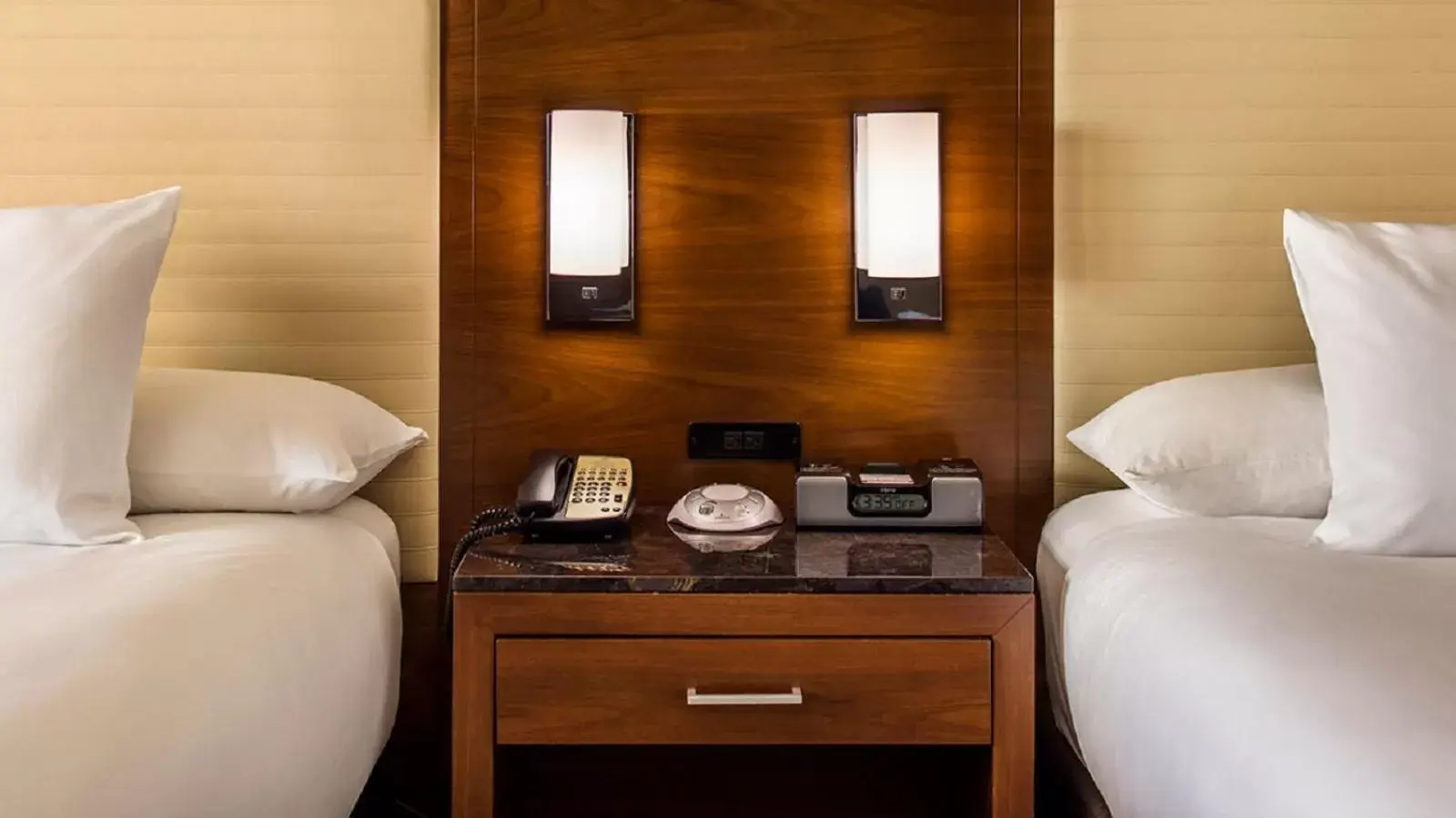 Double Room with Two Double Beds and Accessible Tub - Disability Access in Hyatt Regency O'Hare Chicago Double Room with Two Double Beds and Accessible Tub - Disability Access in Hyatt Regency O'Hare Chicago