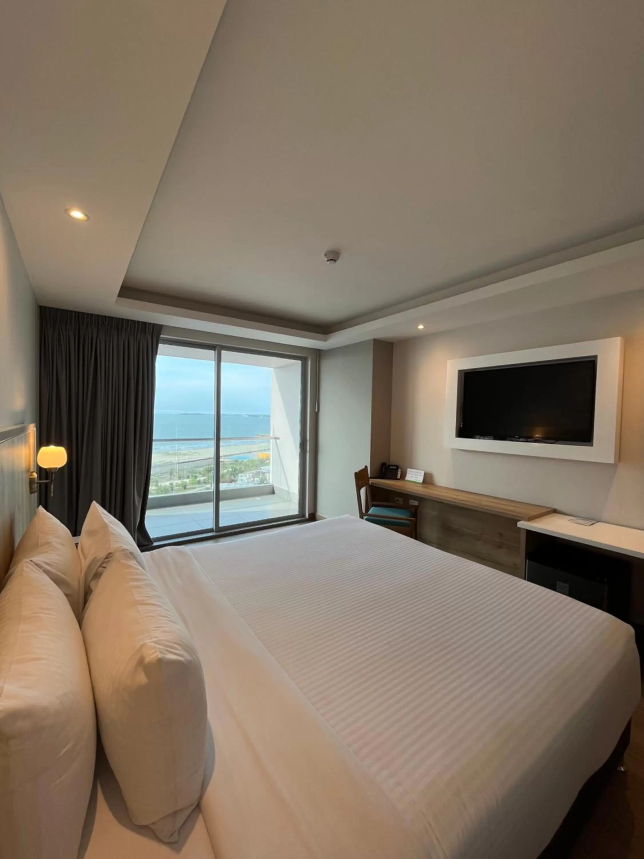 Bedroom, Bed in Wyndham Garden Cartagena