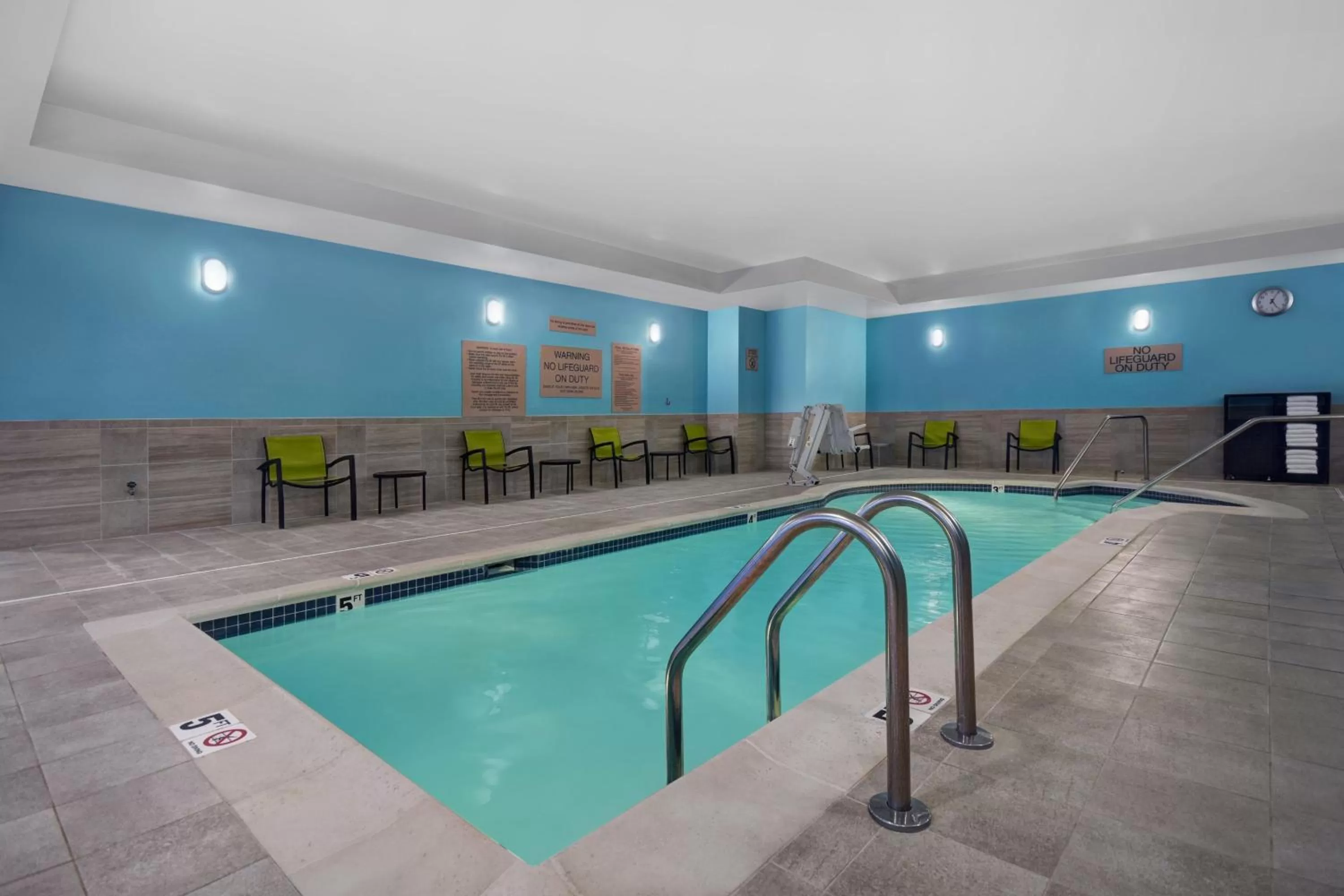 Swimming pool in SpringHill Suites by Marriott Hartford Cromwell
