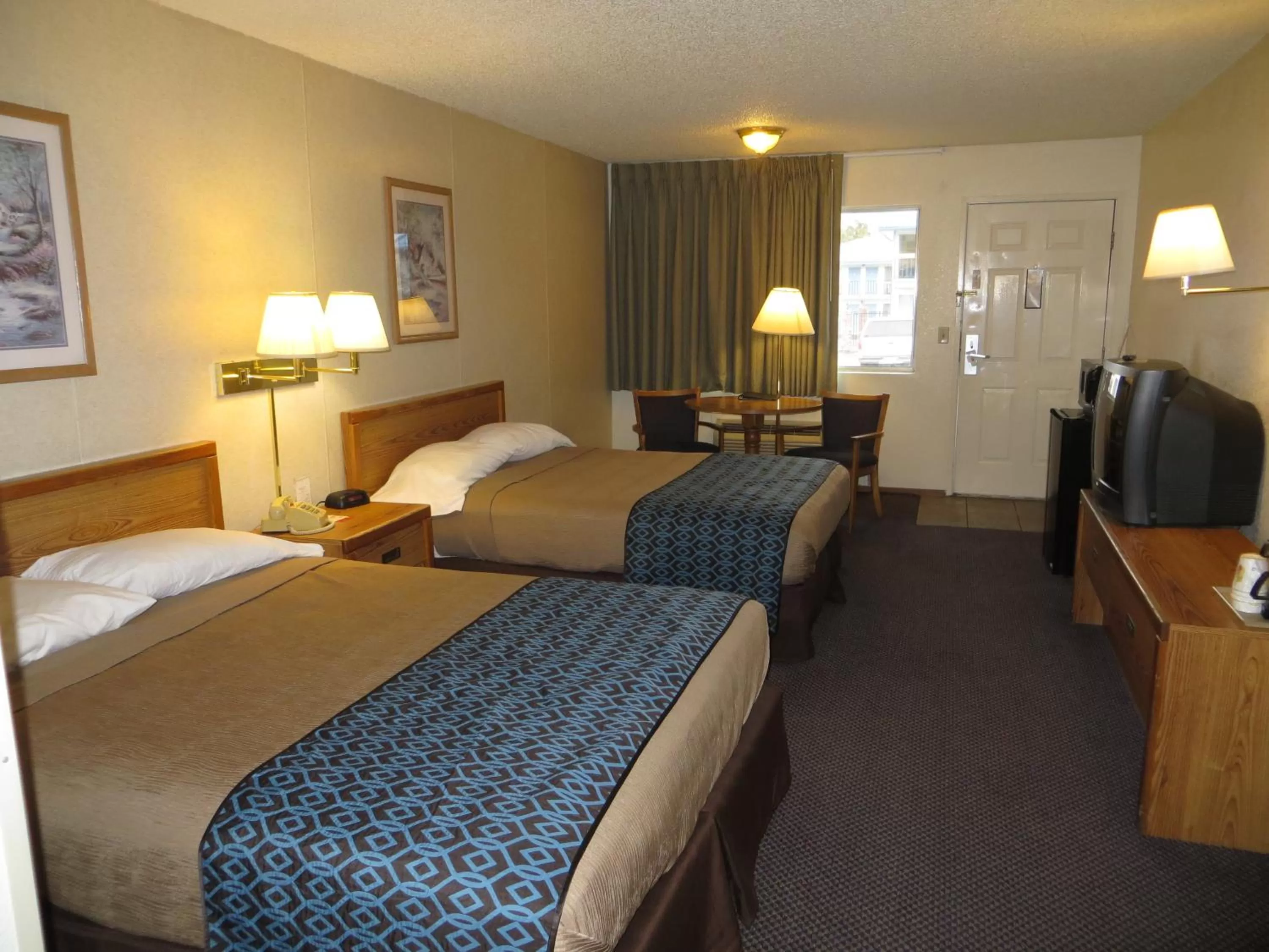 Photo of the whole room, Bed in Super 8 by Wyndham Susanville