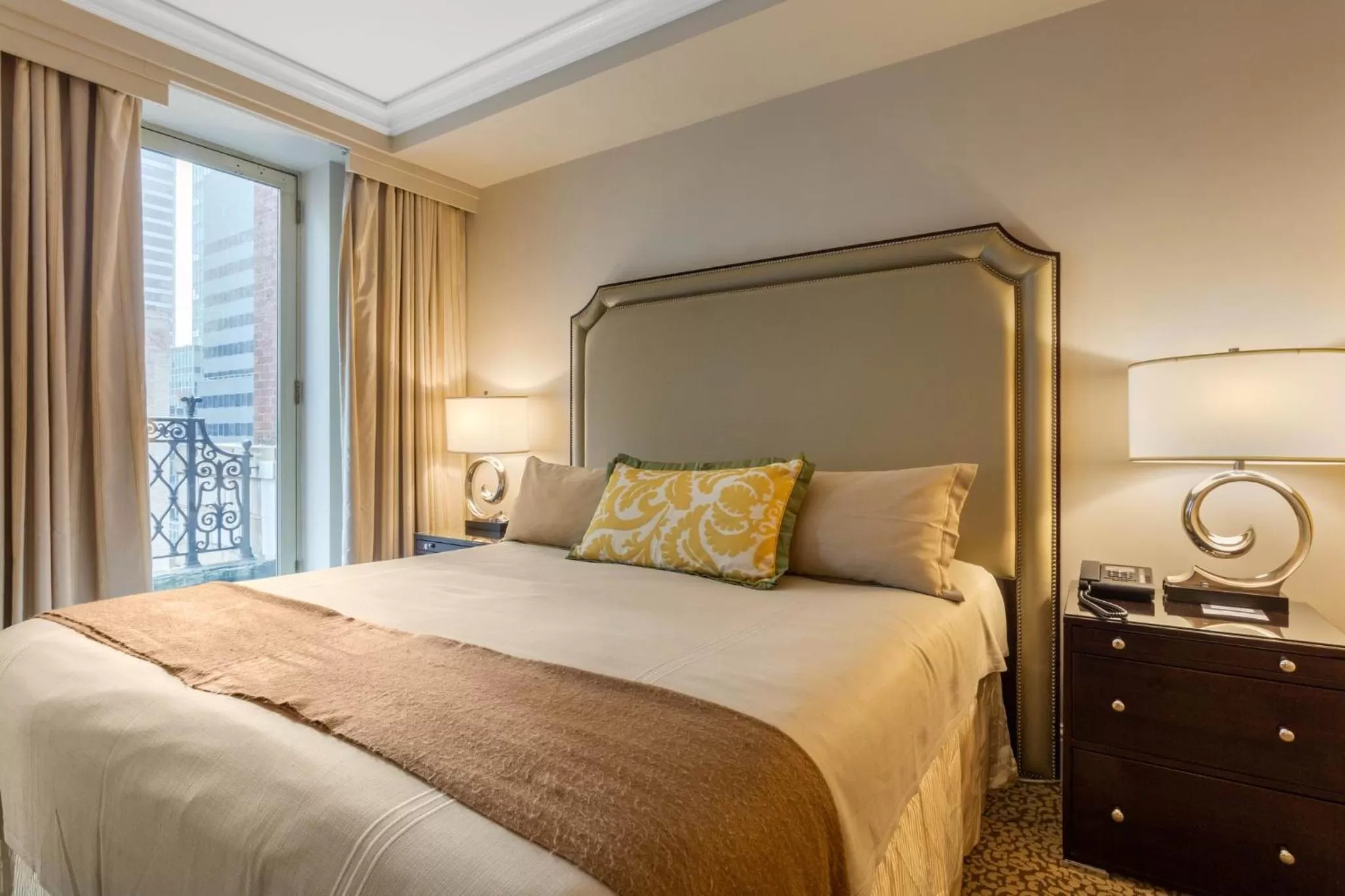 Balcony/Terrace, Bed in Omni Berkshire Place