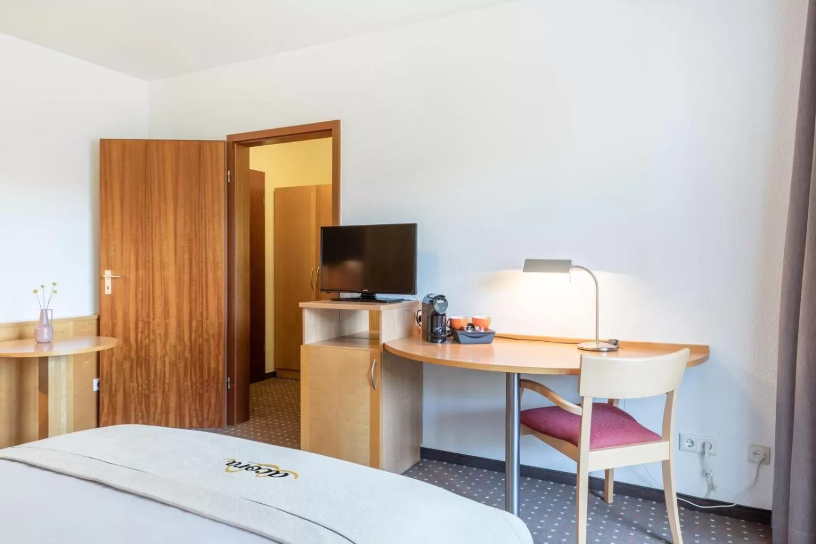 TV and multimedia, Bed in acora Düsseldorf Living the City - Apartments