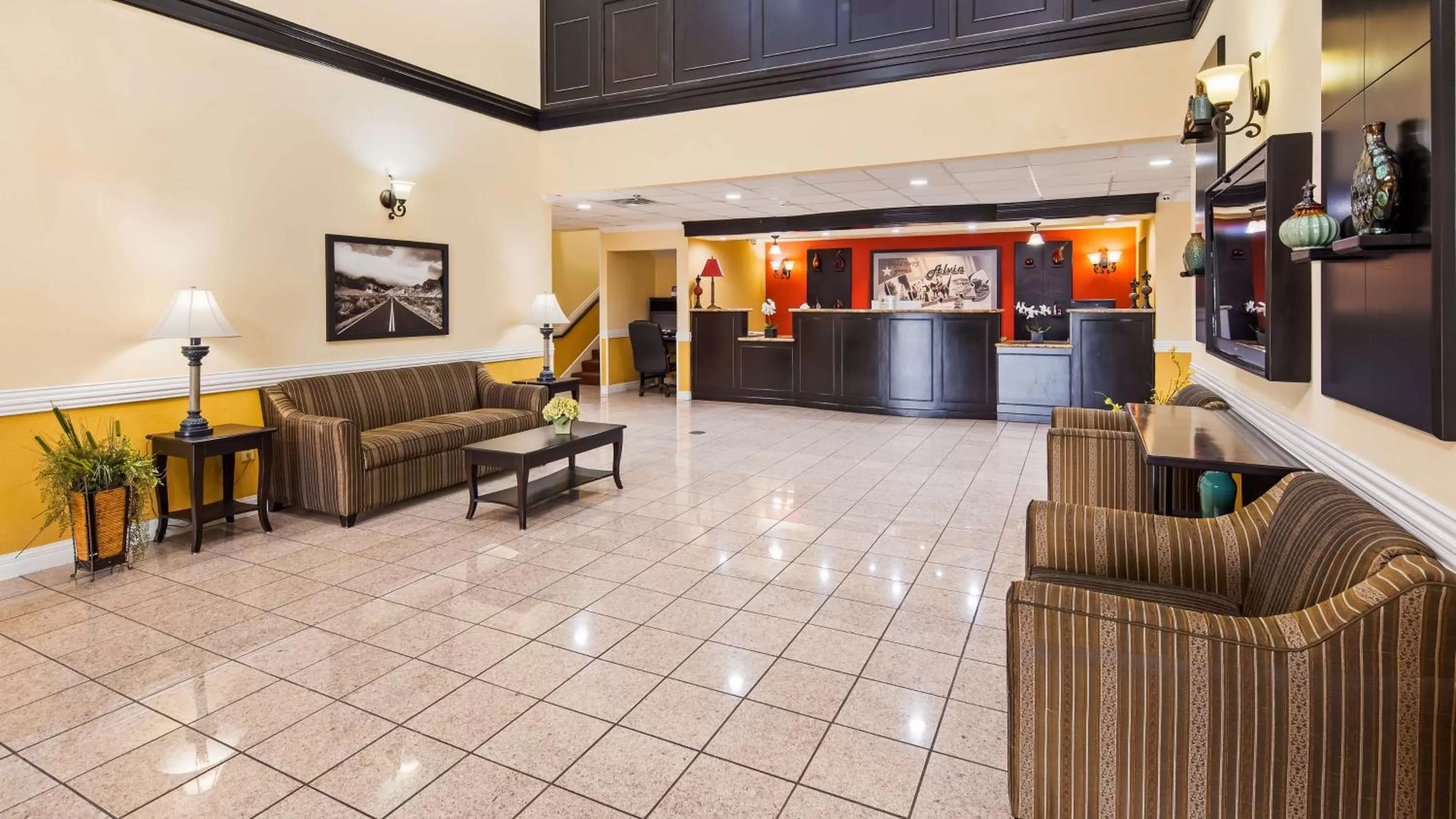 Lobby or reception in SureStay Plus Hotel by Best Western Alvin