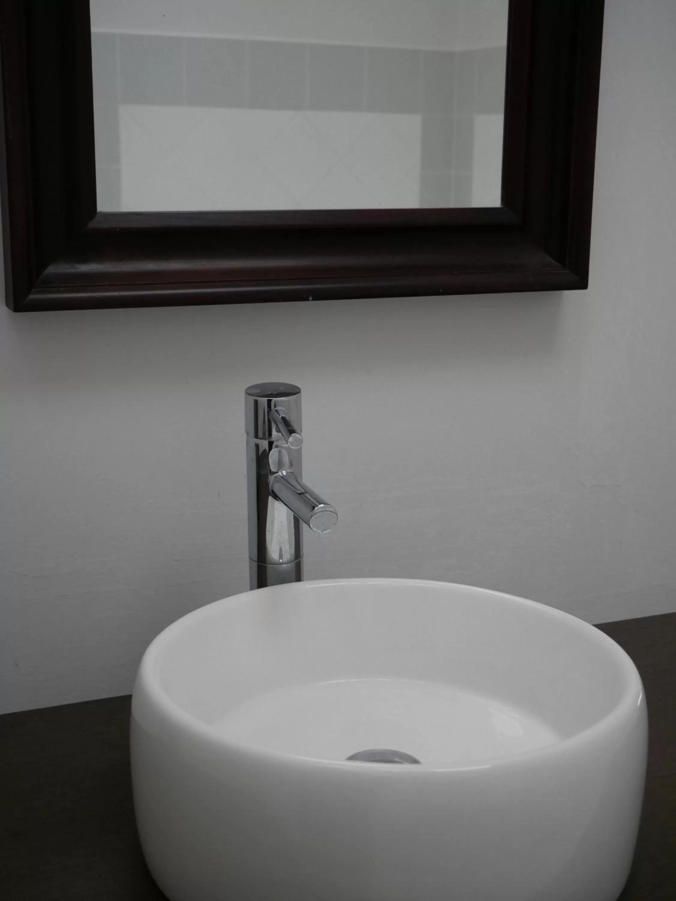 Bathroom in CÔTE GARONNE le BALCON DES DAMES -hôtel et restaurant- Tonneins Fauillet Marmande - vue panoramique bord de Garonne chambres climatisées