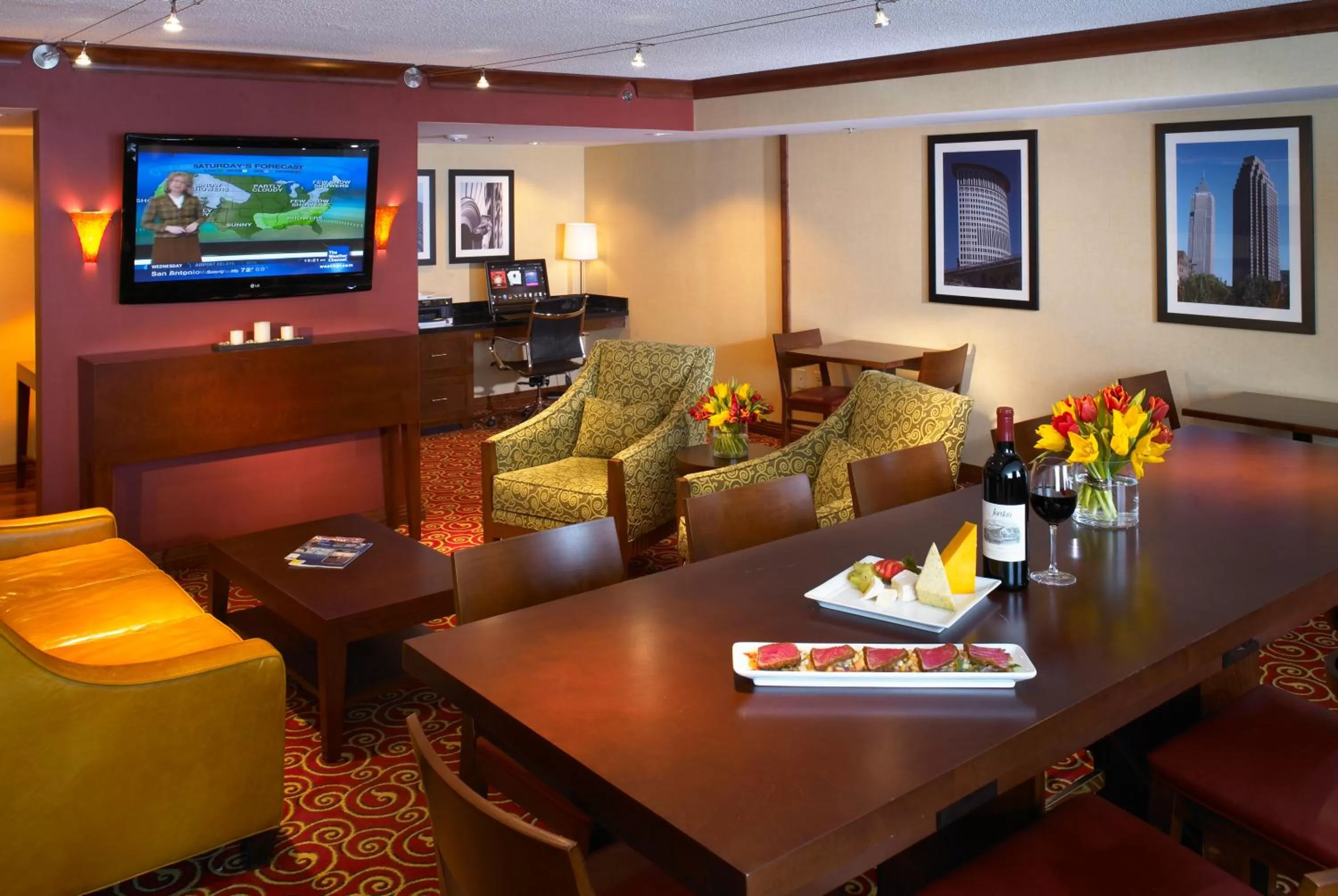 Lounge or bar in Wyndham Cleveland Airport