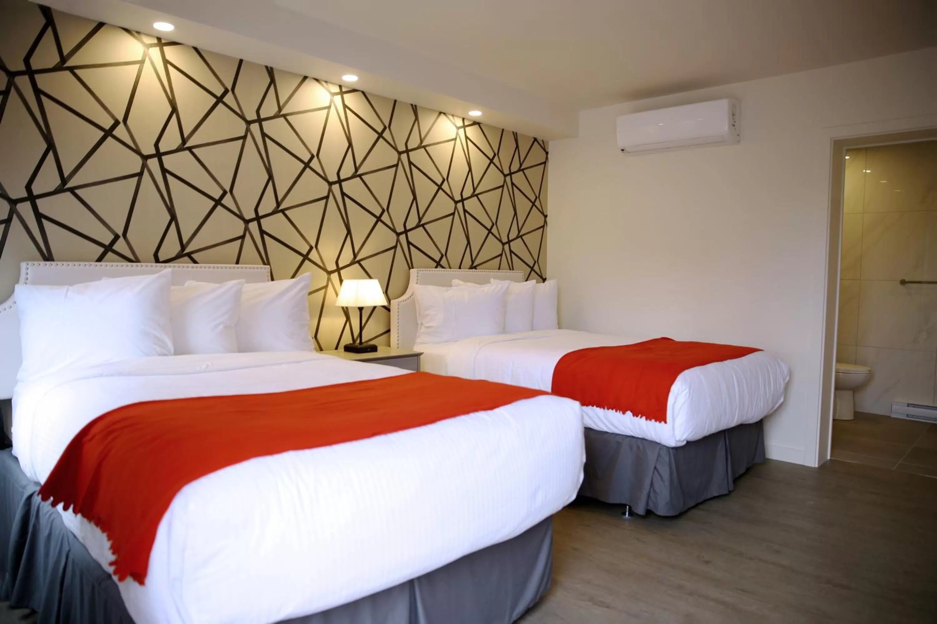 Bedroom, Bed in Auberge du Grand Lac