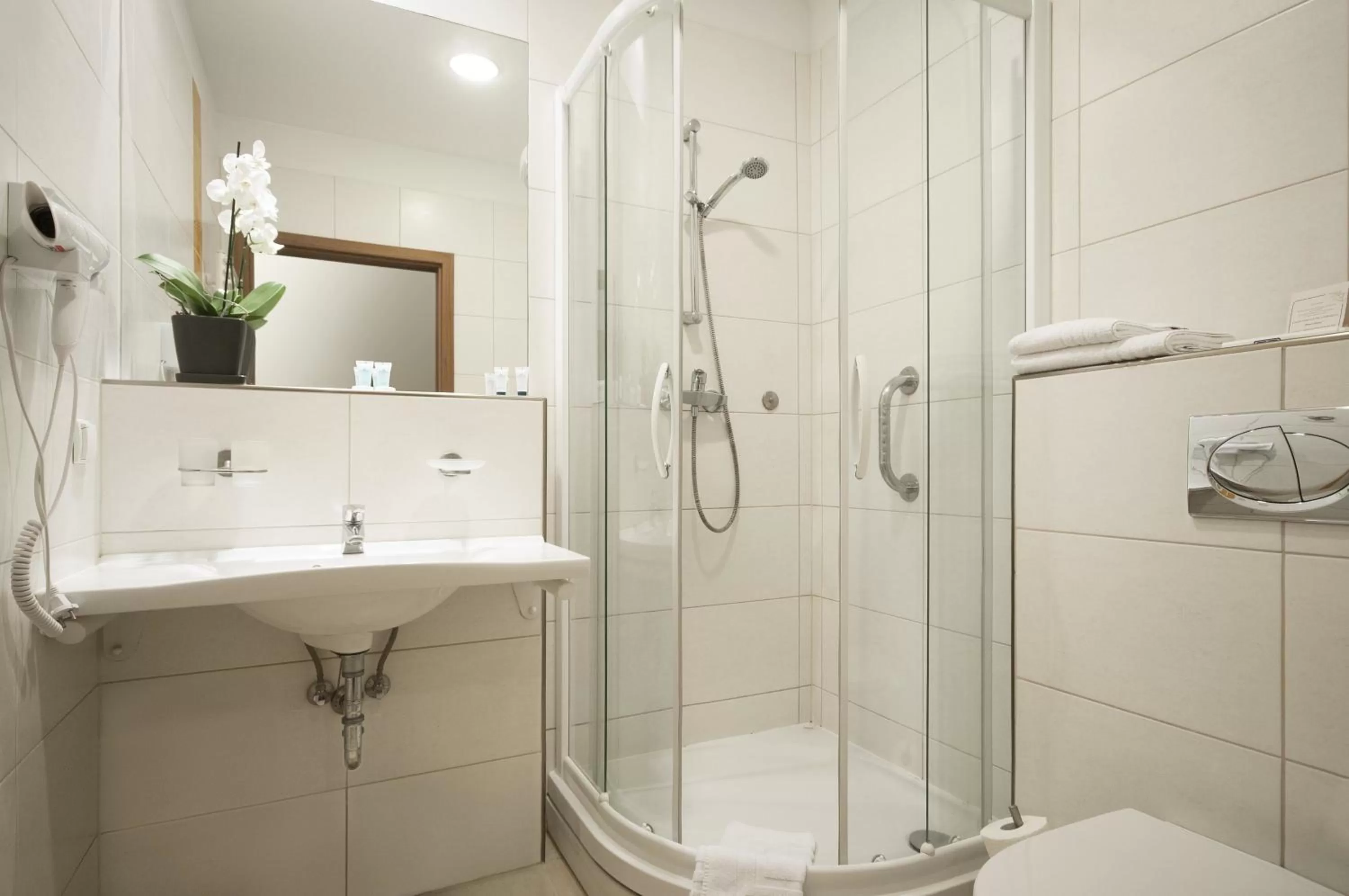 Shower in Hotel Oliwski