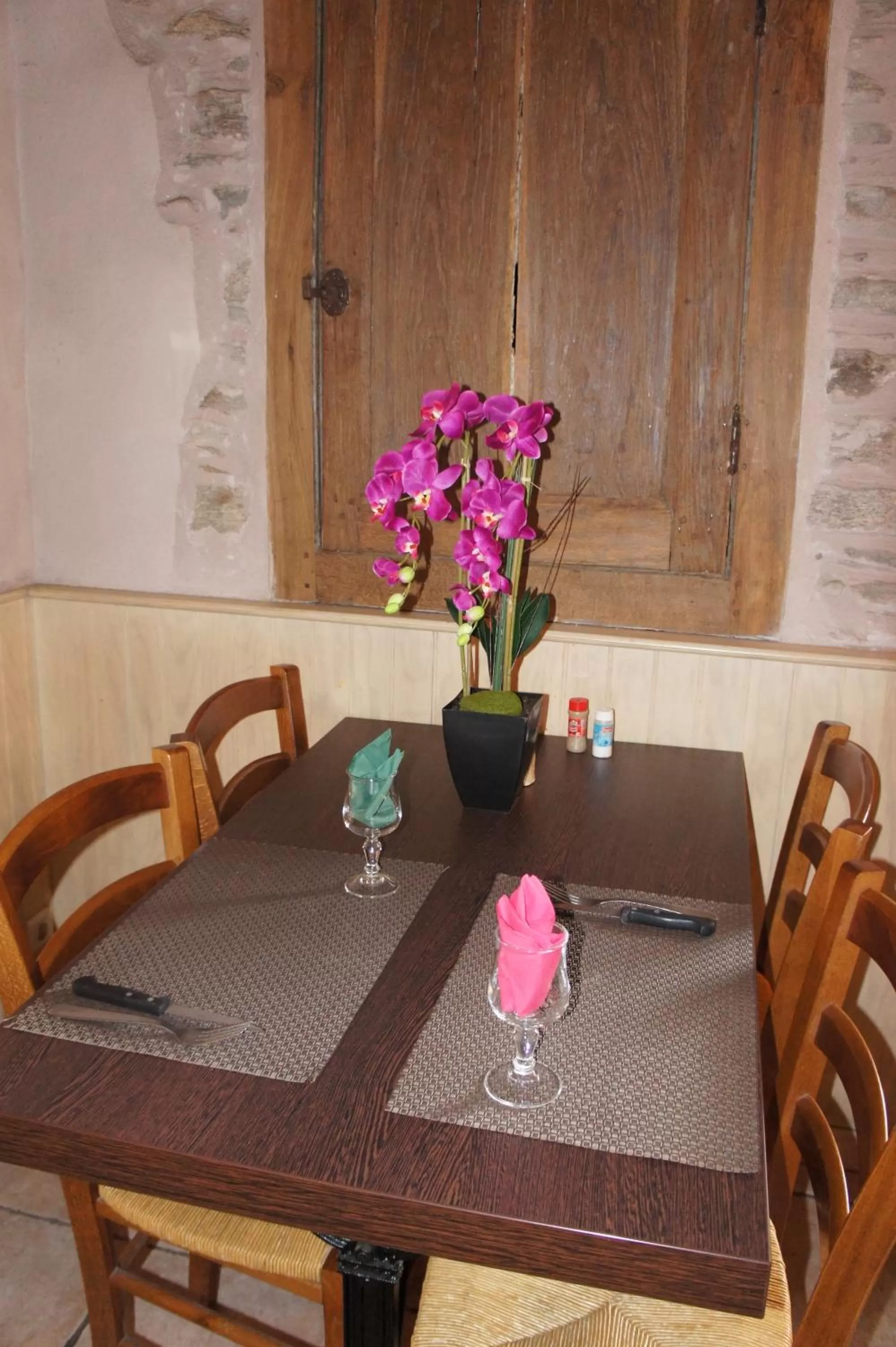 Restaurant/places to eat in Hôtel Les Tilleuls de Pareloup à Salles-Curan