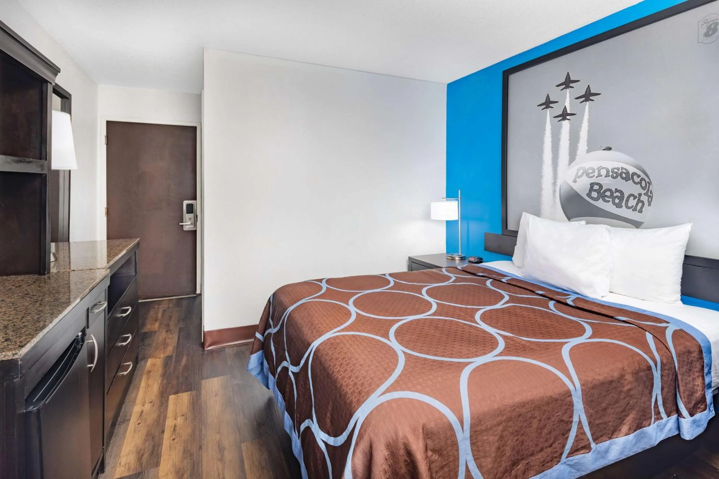 Photo of the whole room, Bed in Super 8 by Wyndham Pensacola