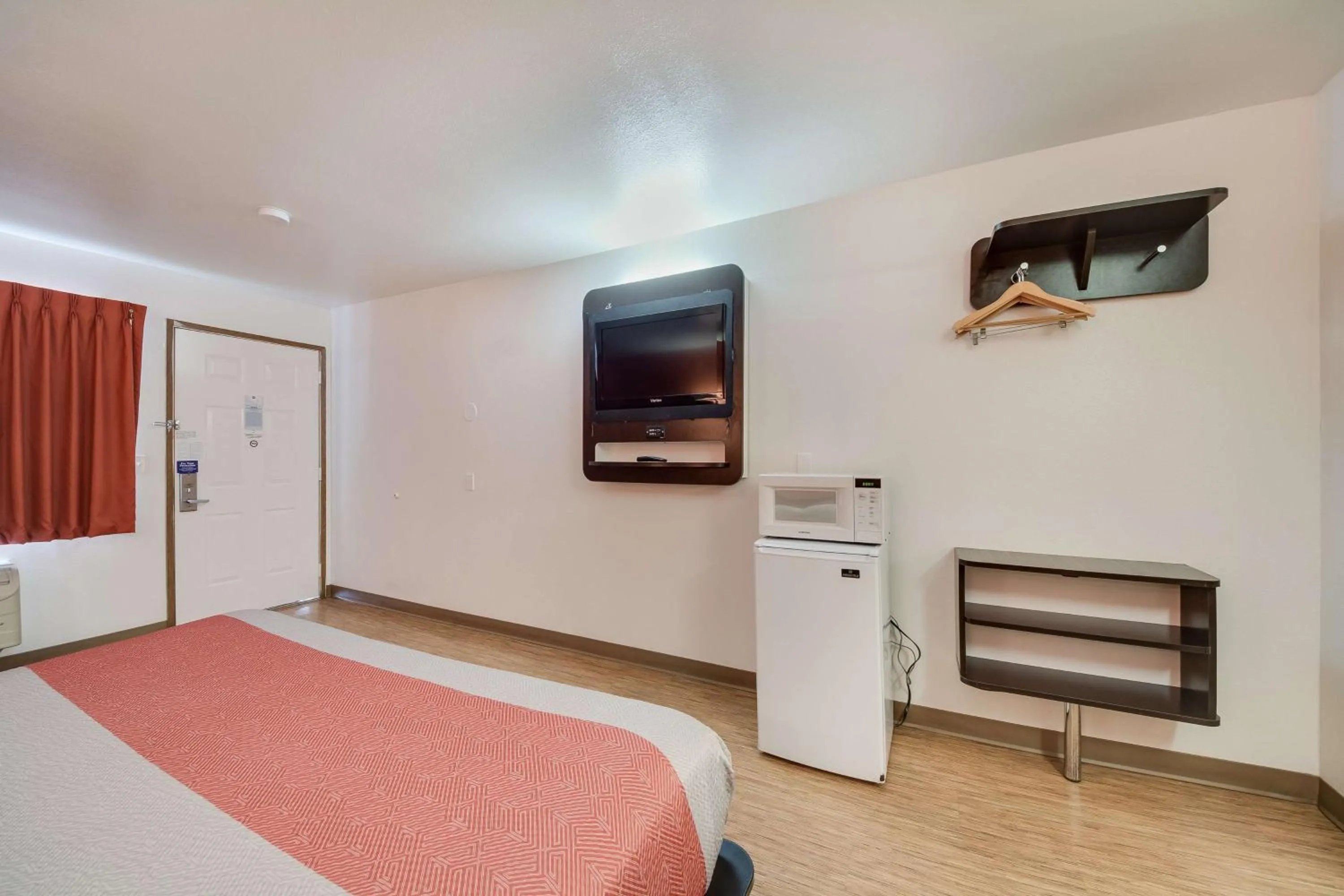 TV and multimedia, Bed in Motel 6-Brownsville, TX North