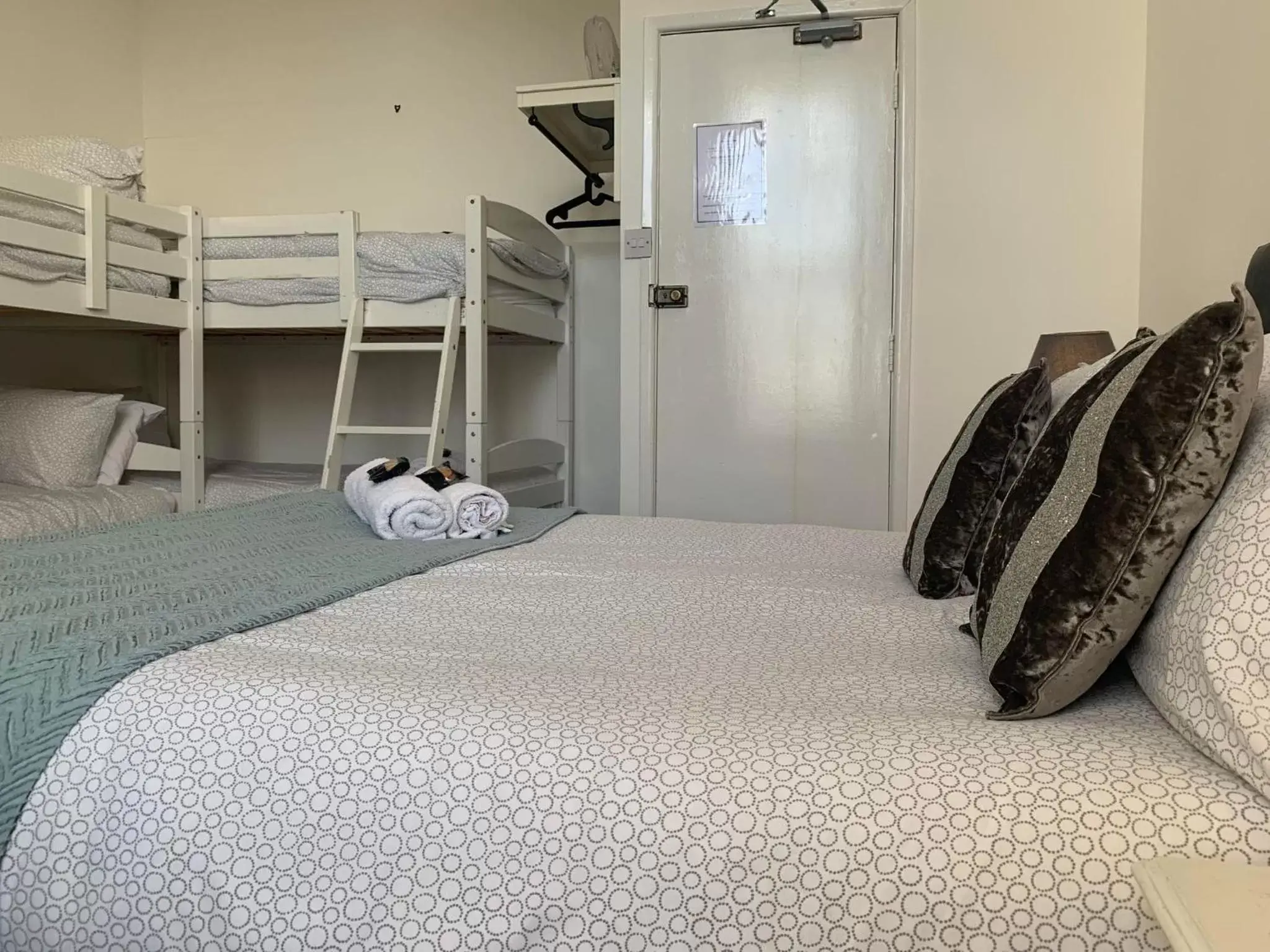 Family of 6 with Bunks in The Jubilee Hotel East - with NEWLY REFURBISHED SPA FACILITIES - GAMESPIT - AND SMOKEHOUSE Family of 6 with Bunks in The Jubilee Hotel East - with NEWLY REFURBISHED SPA FACILITIES - GAMESPIT - AND SMOKEHOUSE