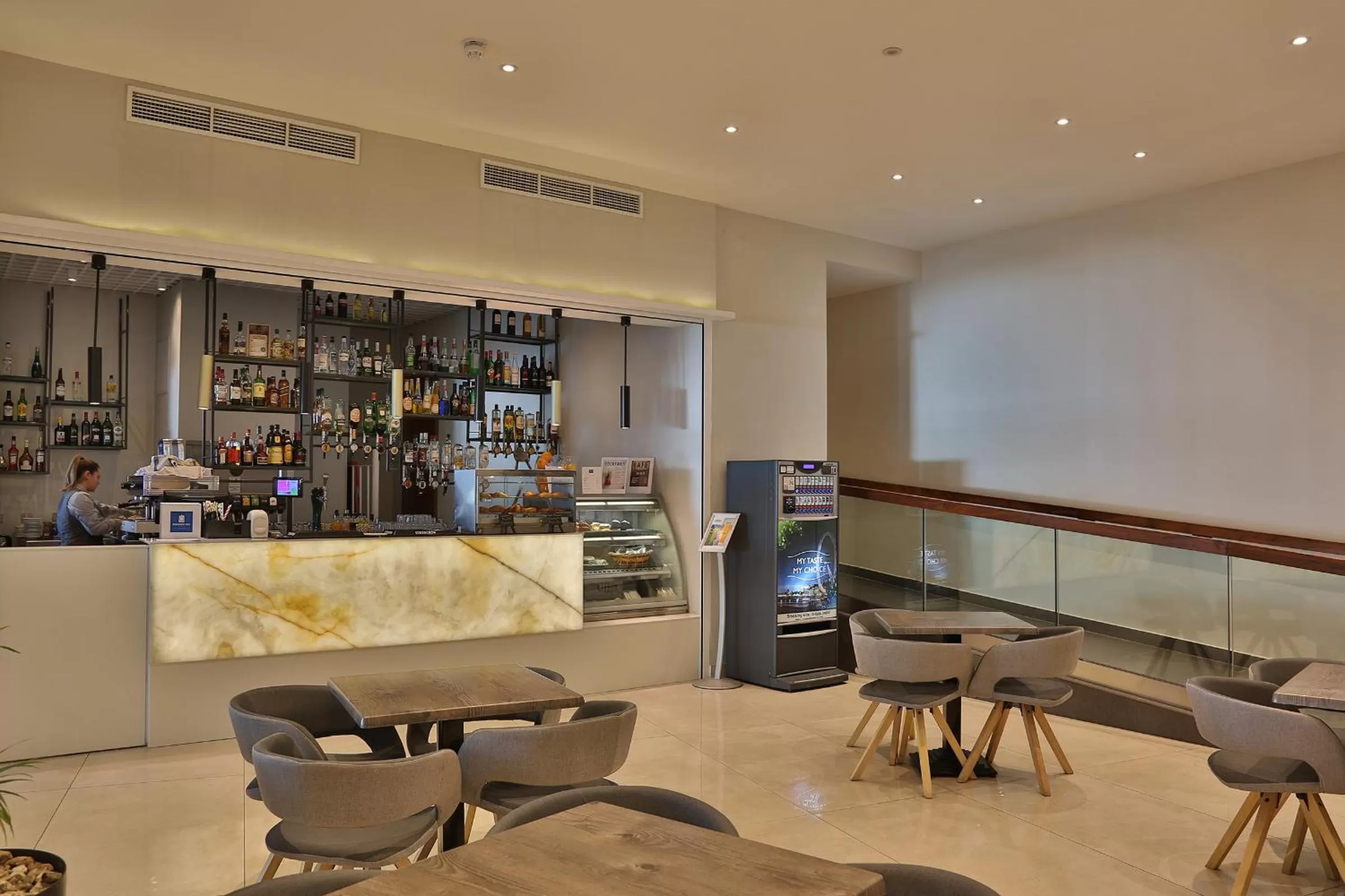 Lounge or bar in Paradise Bay Resort