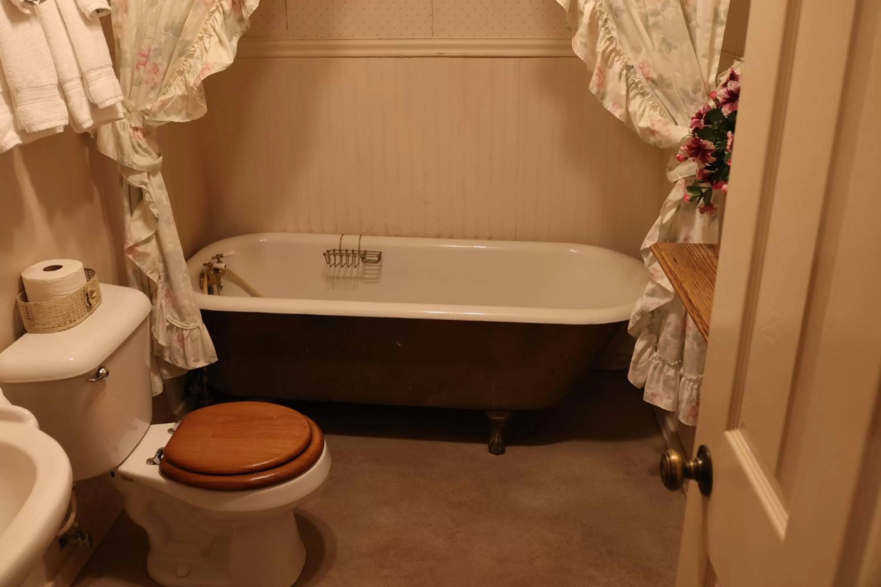 Bath in Mariposa Hotel Inn