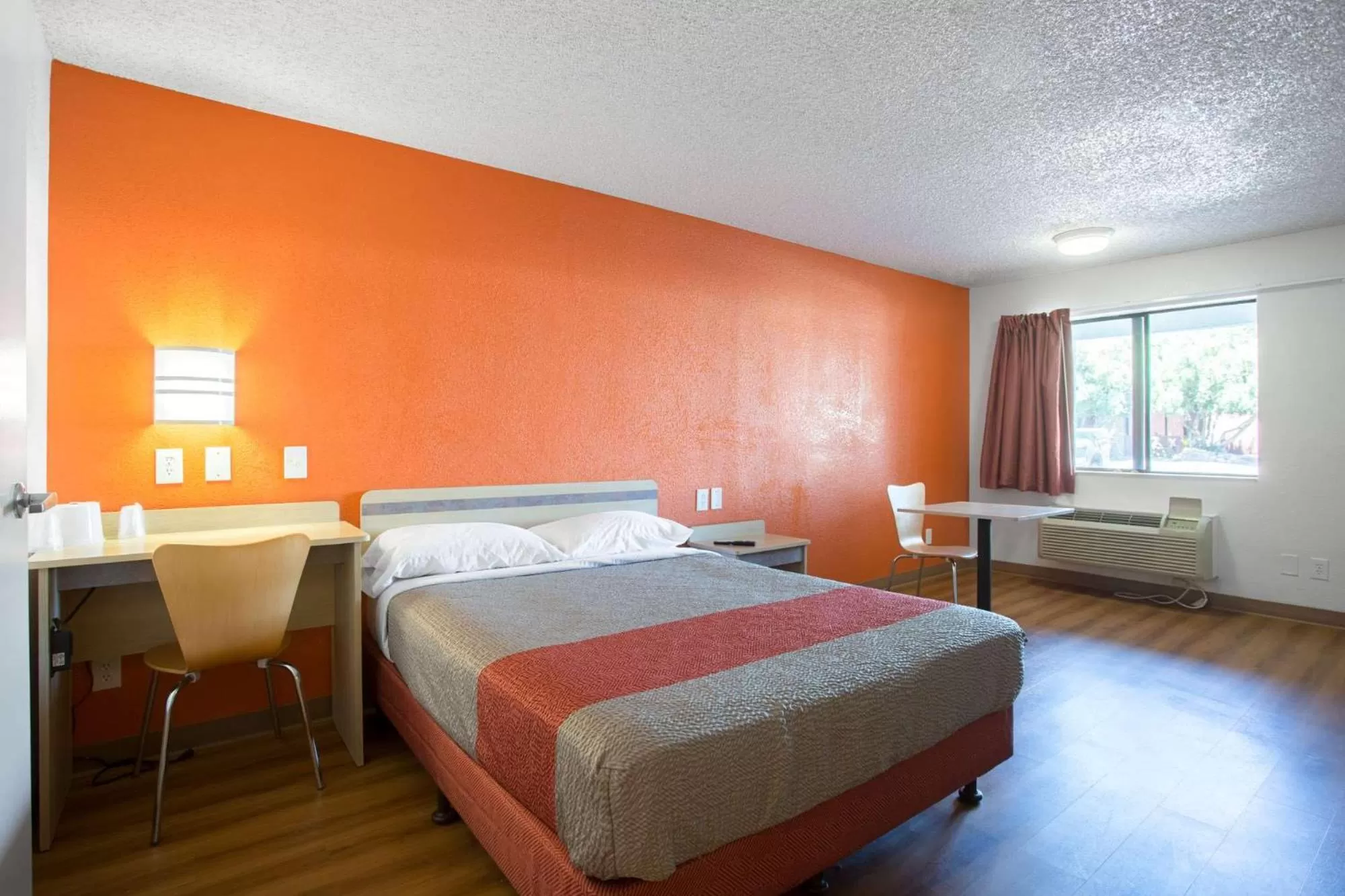 TV and multimedia, Bed in Motel 6-Kingman, AZ - Route 66 West