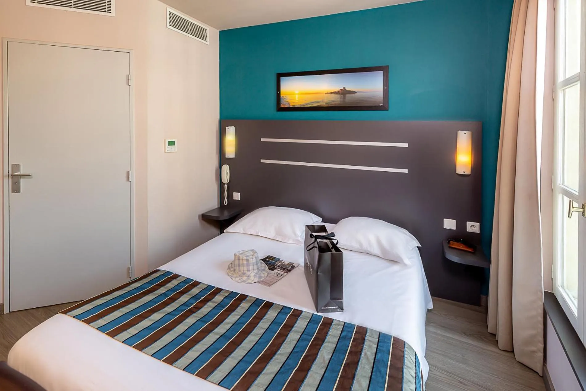 Photo of the whole room, Bed in Hotel Terminus Saint-Charles