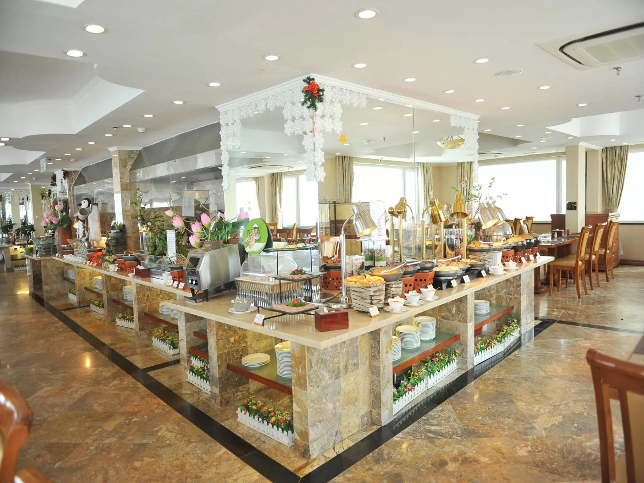 Restaurant/places to eat in A25 Luxury Hotel