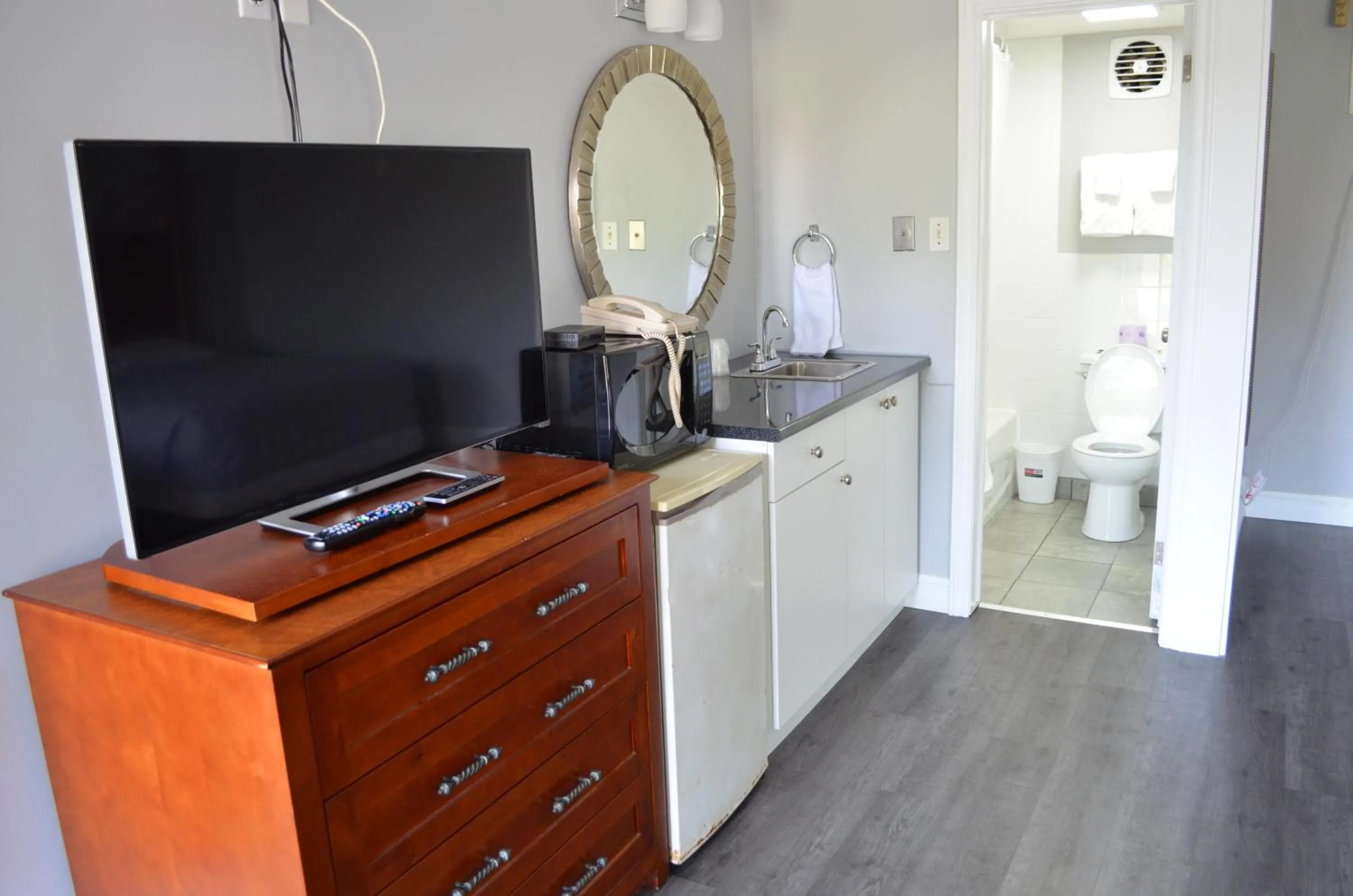 Bathroom, TV/Entertainment Center in Studio 1 Motel