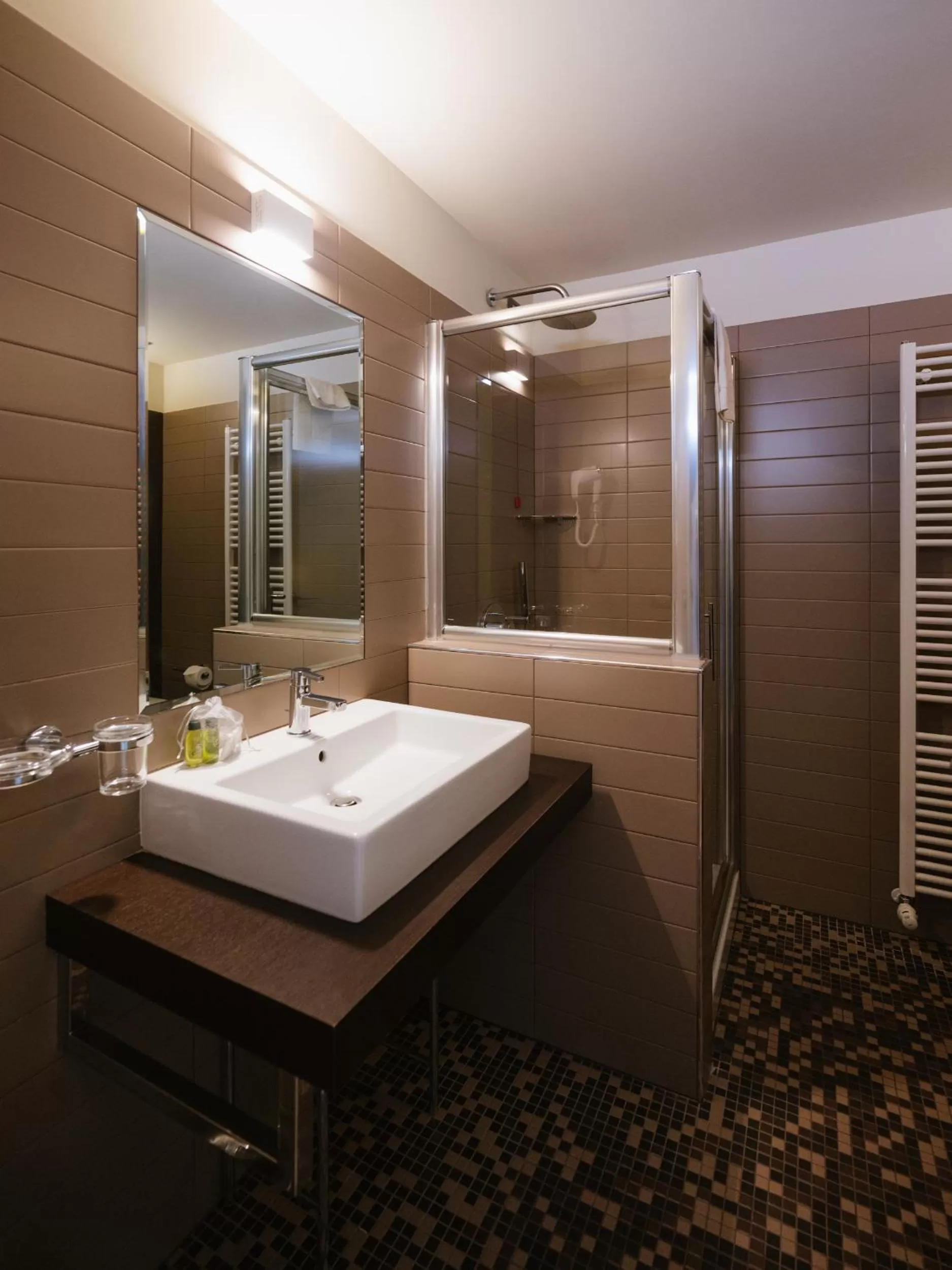 Shower in Lake Hotel La Pieve