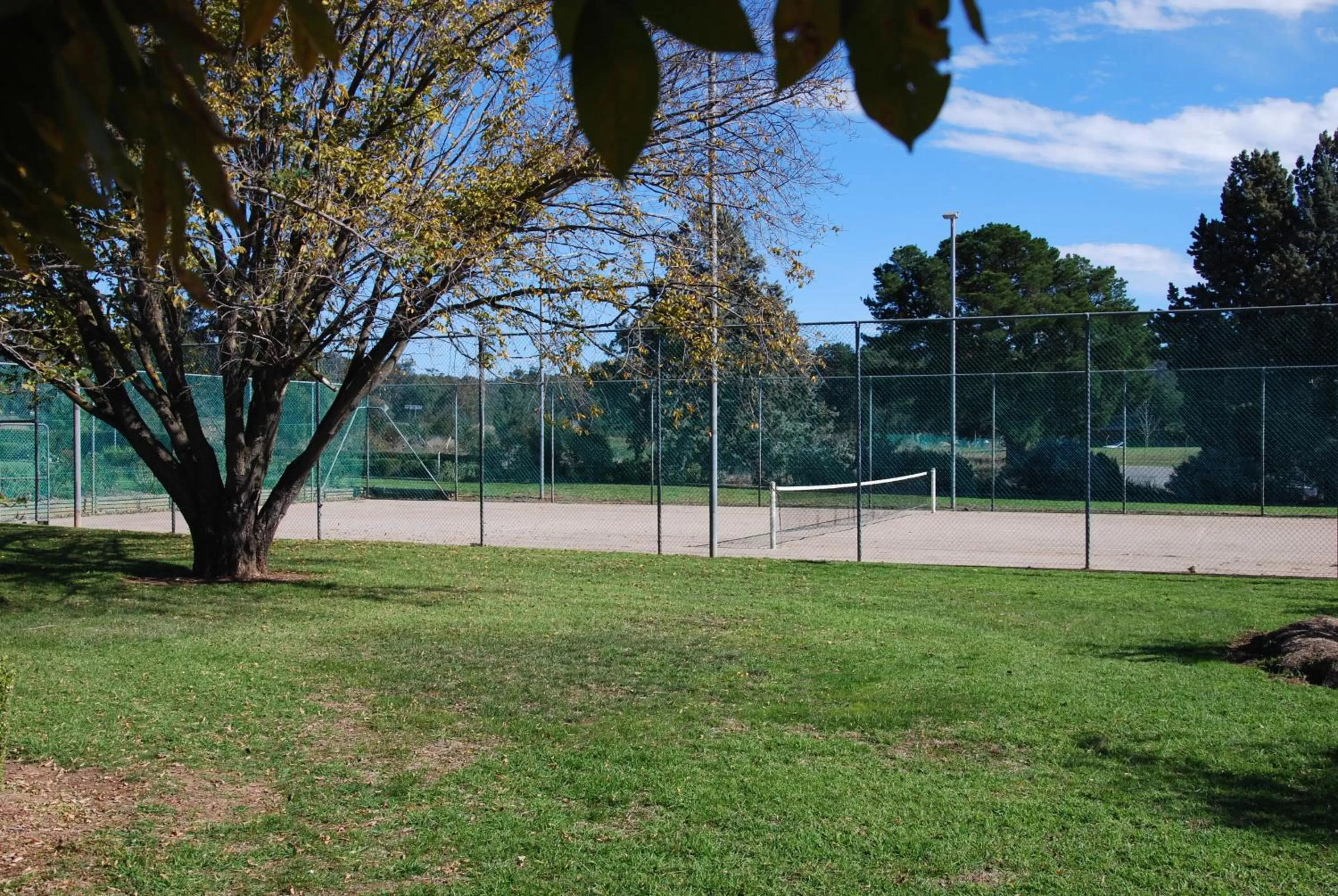Tennis court in Golfview Motor Inn