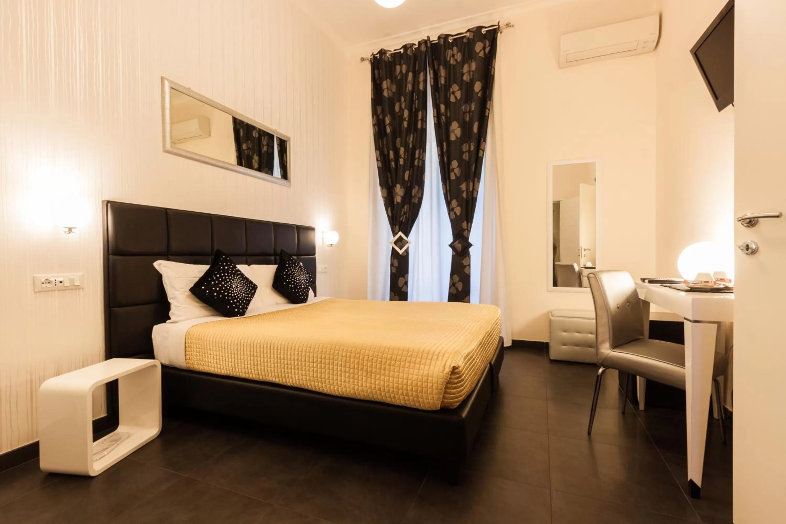 Photo of the whole room, Bed in Deko Rome