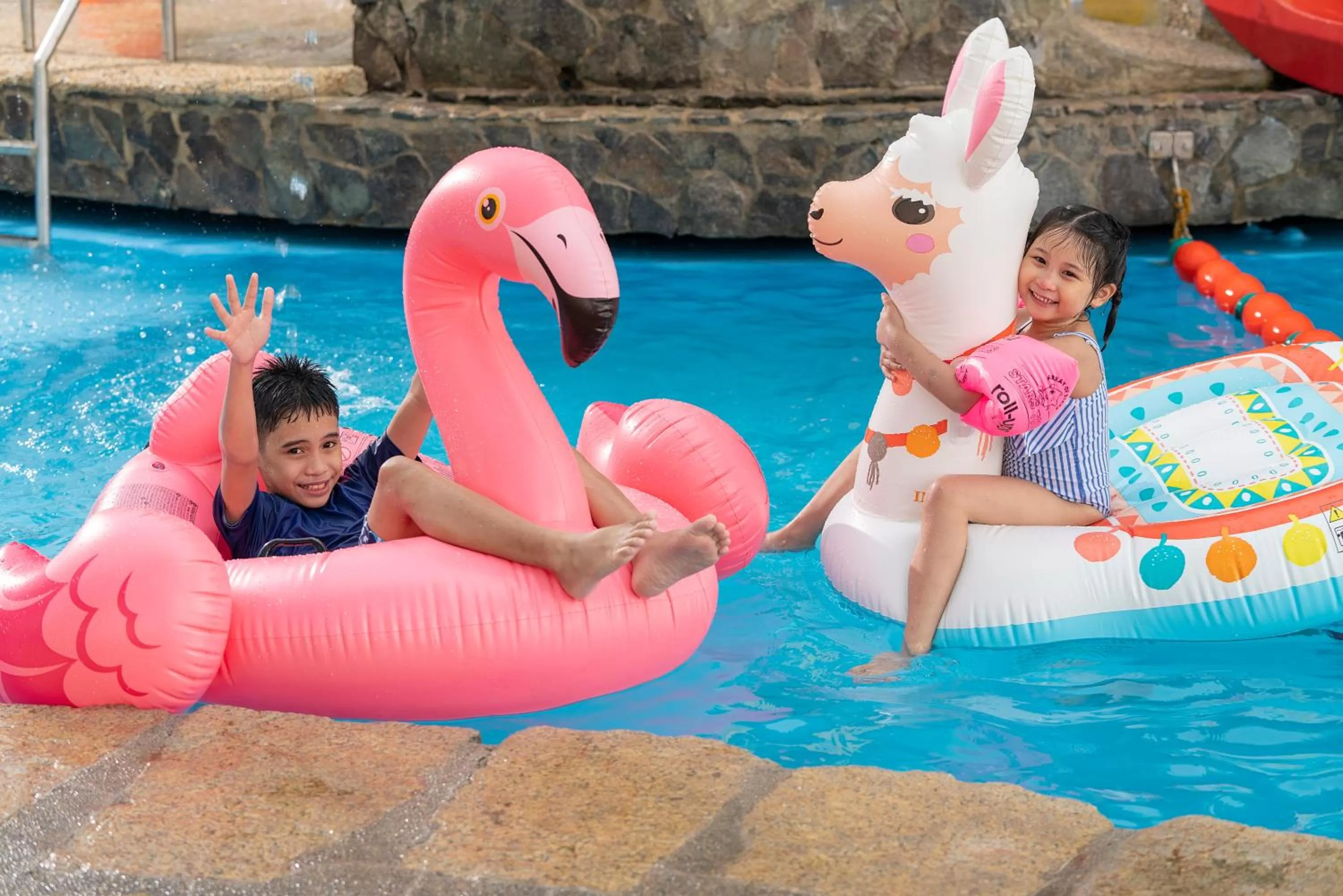Swimming pool in Sofitel Philippine Plaza Manila