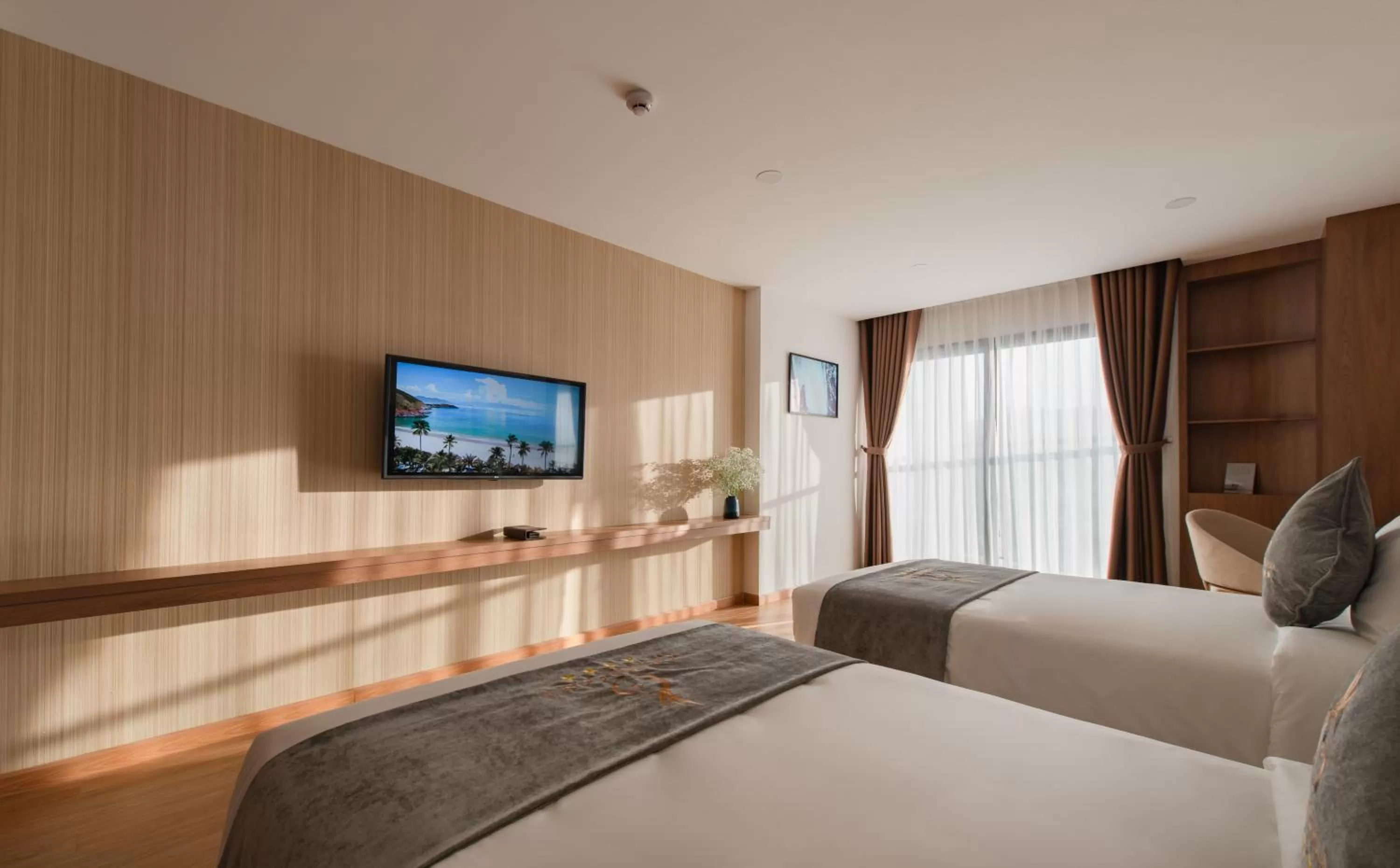 Communal lounge/ TV room, Bed in Grand Gosia Hotel