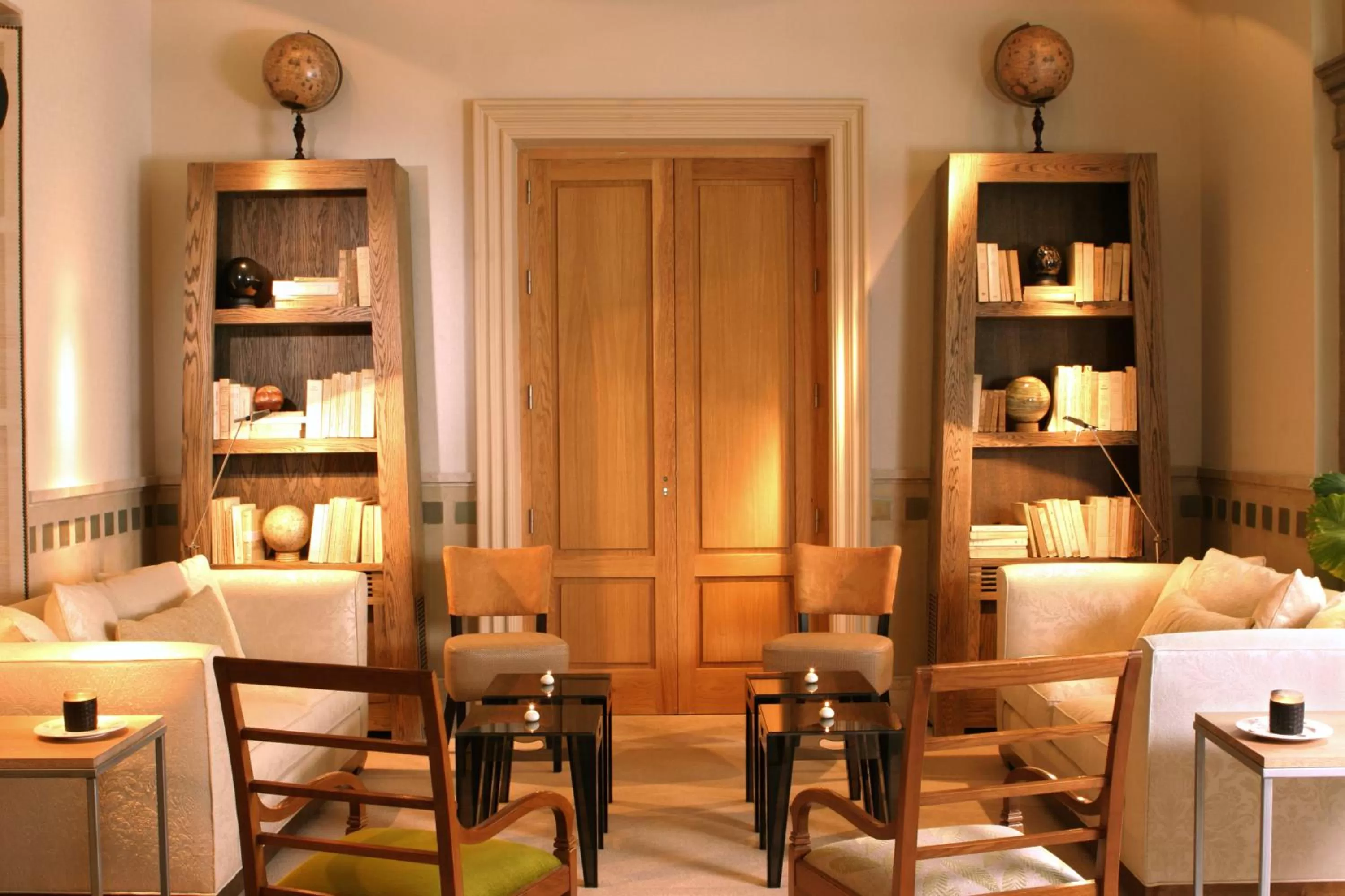 Library in Villa Oniria