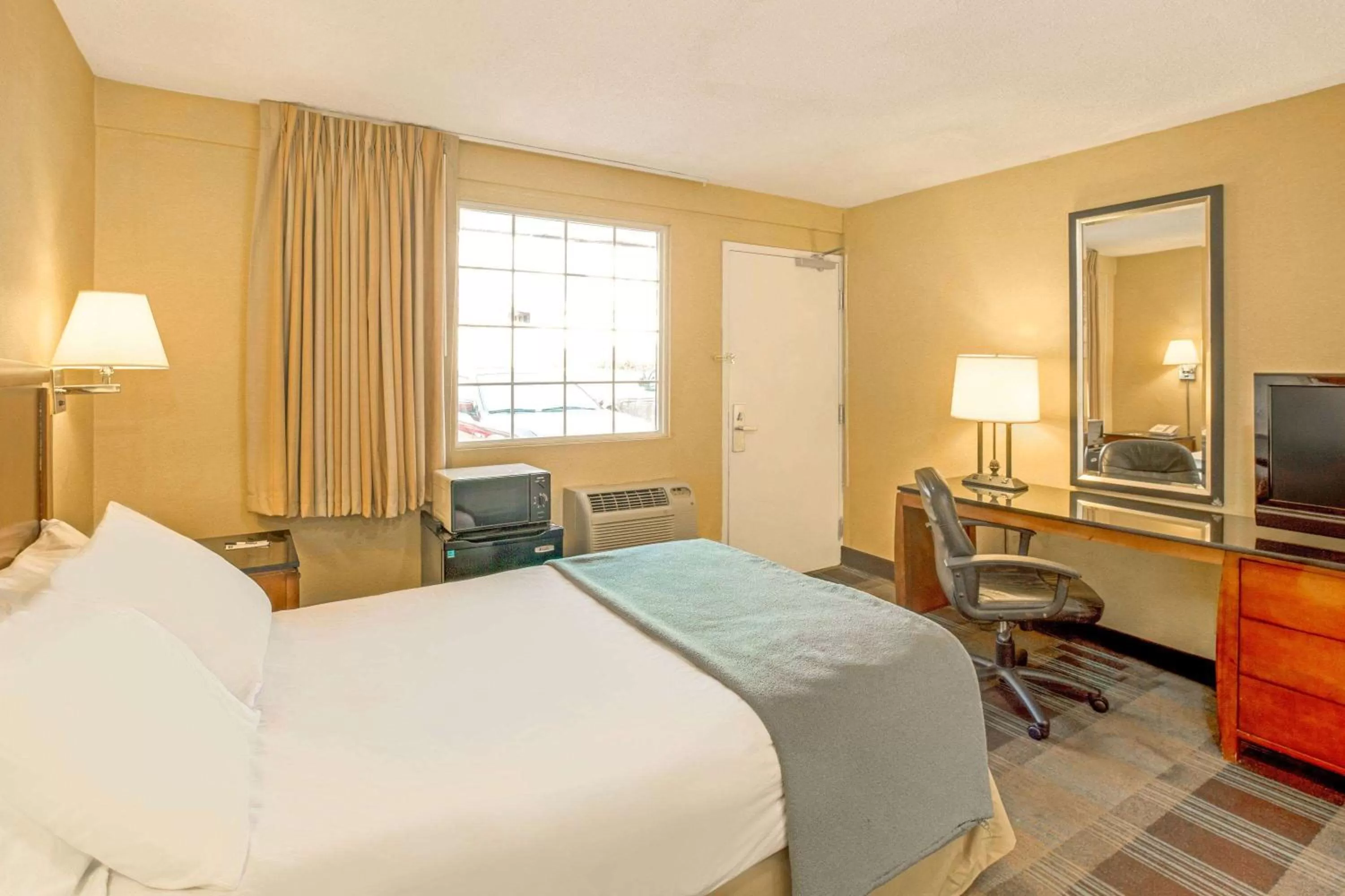 Photo of the whole room, Bed in Travelodge by Wyndham Silver Spring