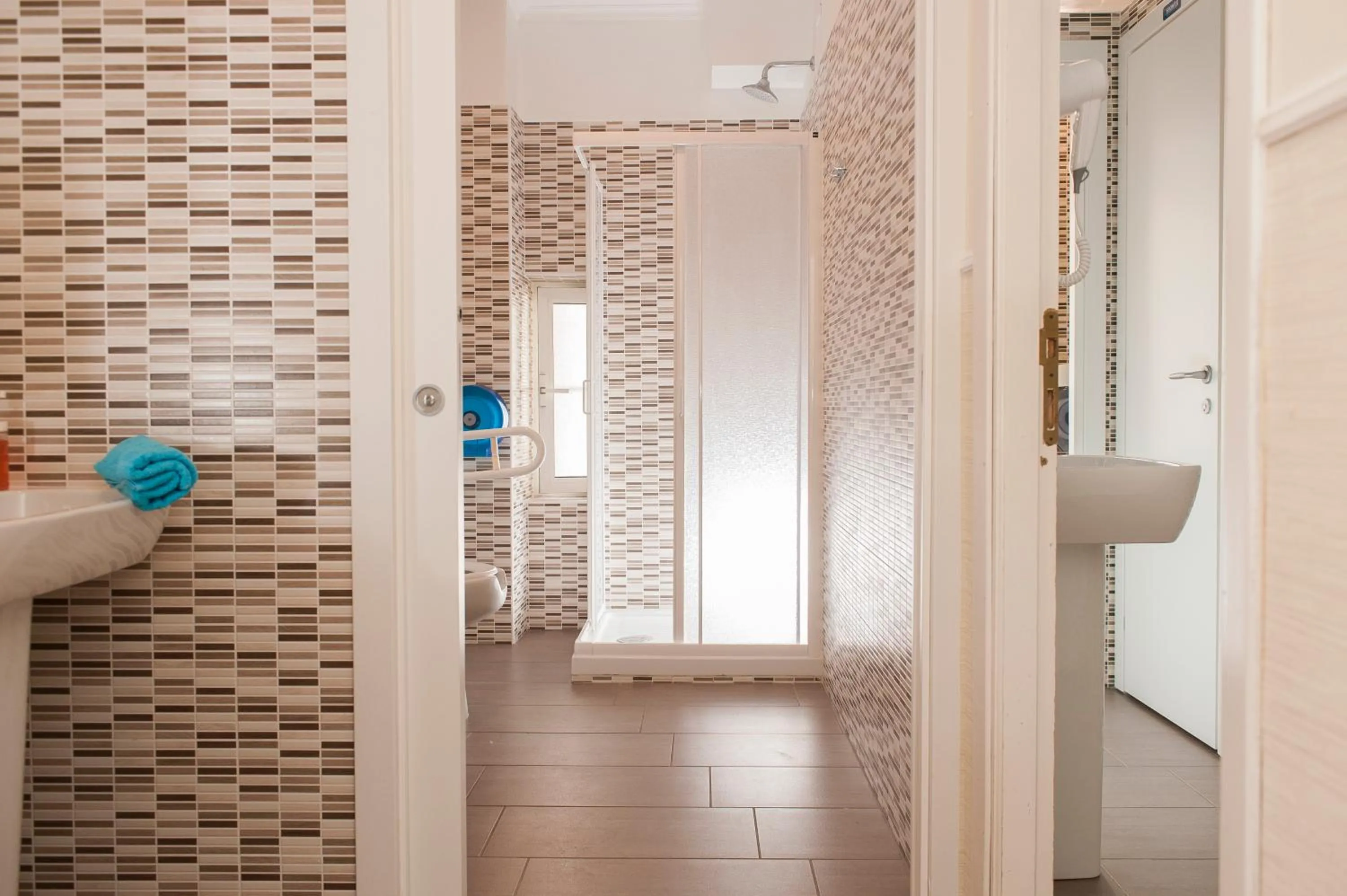 Bathroom in Budget Rooms Des Arts