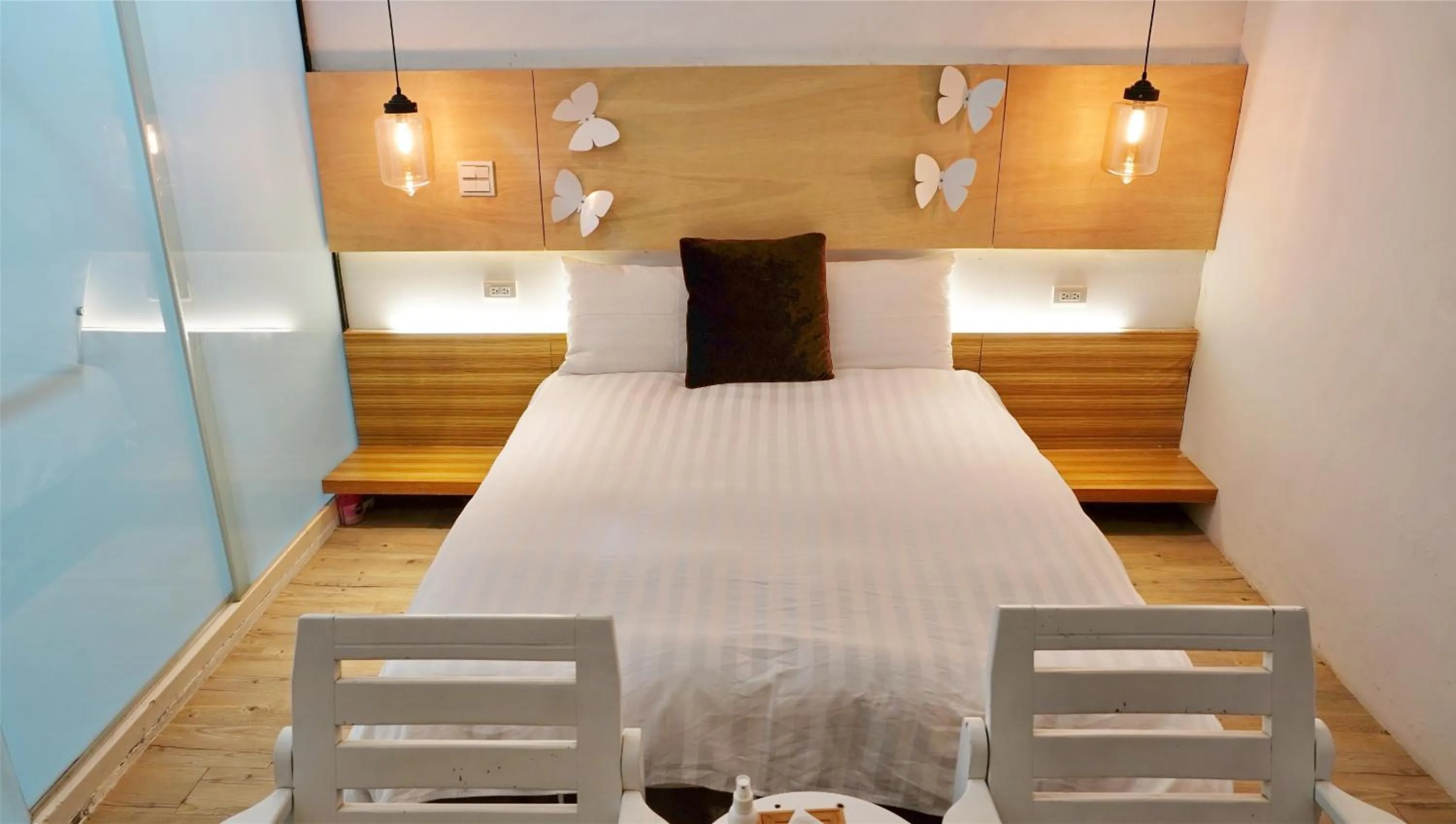 Photo of the whole room, Bed in Chung Fu Inn