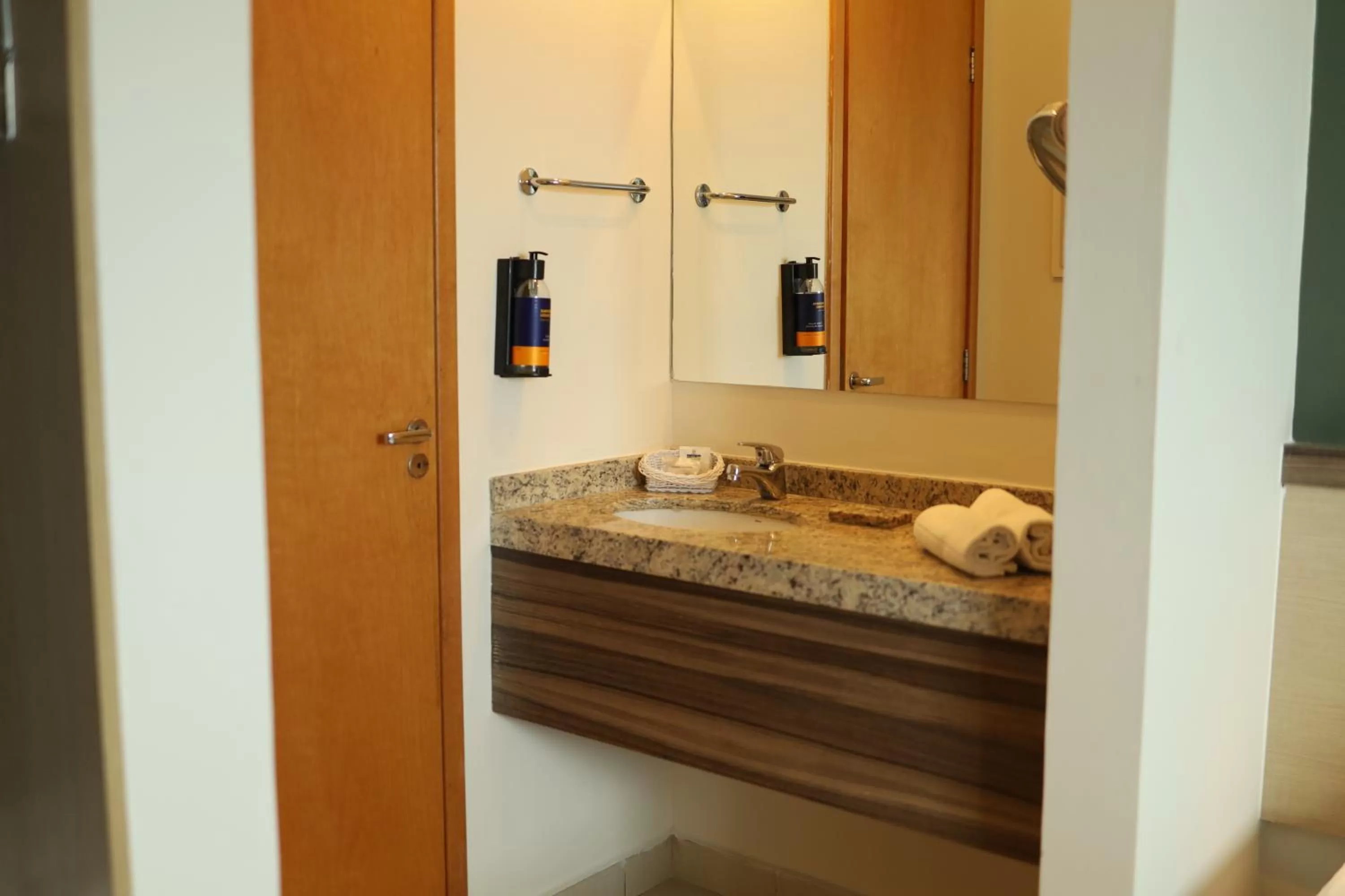 Bathroom in Comfort Hotel Campos dos Goytacazes