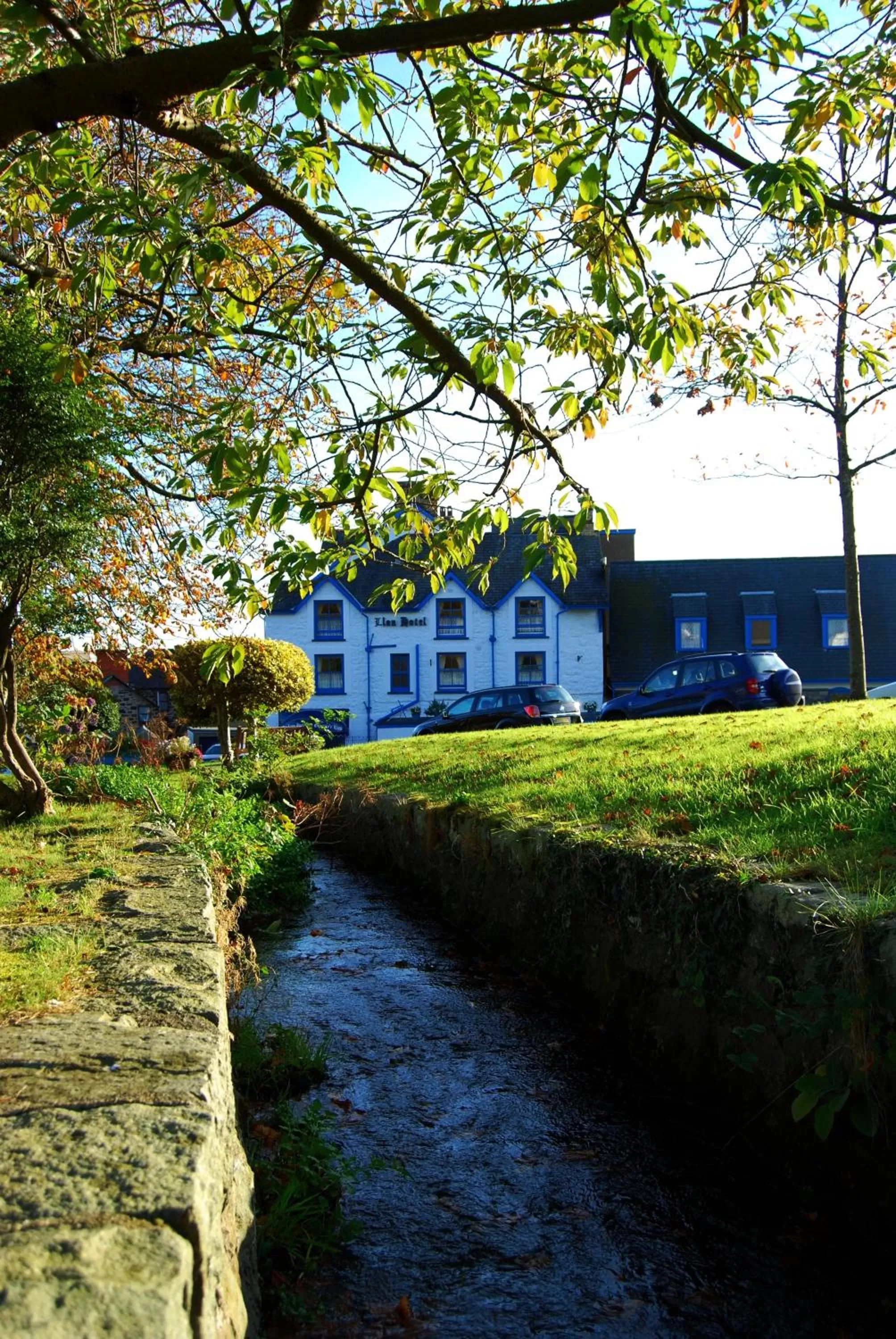 Property building in Lion Hotel & Studio Apartments