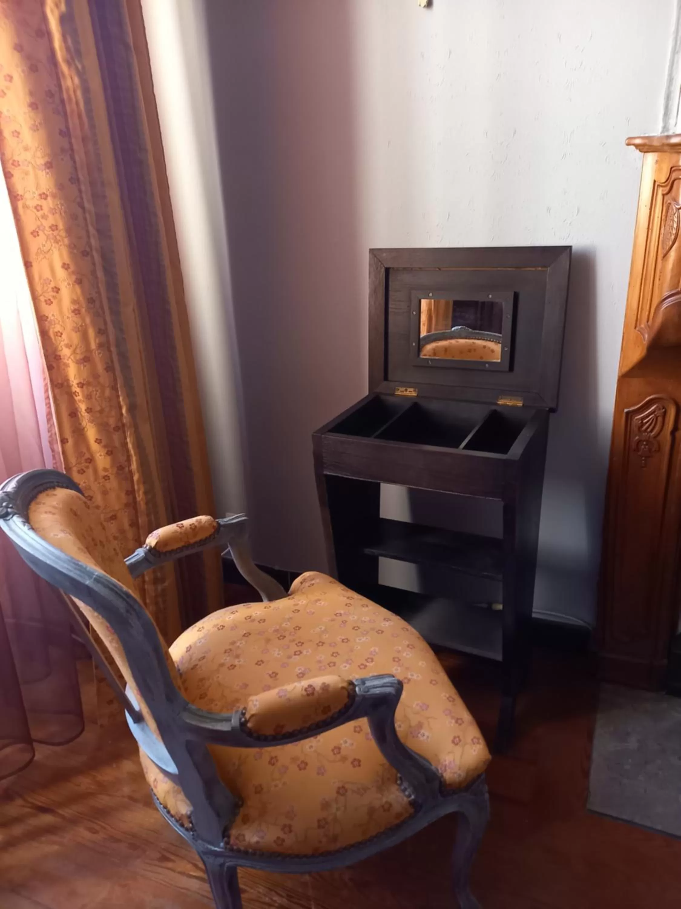 hair dresser, Seating Area in Maison d'hôtes Payan Champier