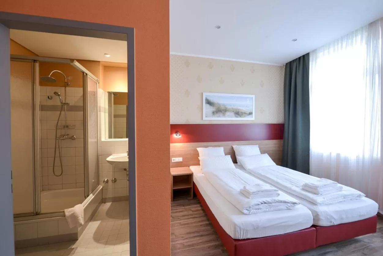 Shower, Bed in Alexander Business Hotel Hannover City