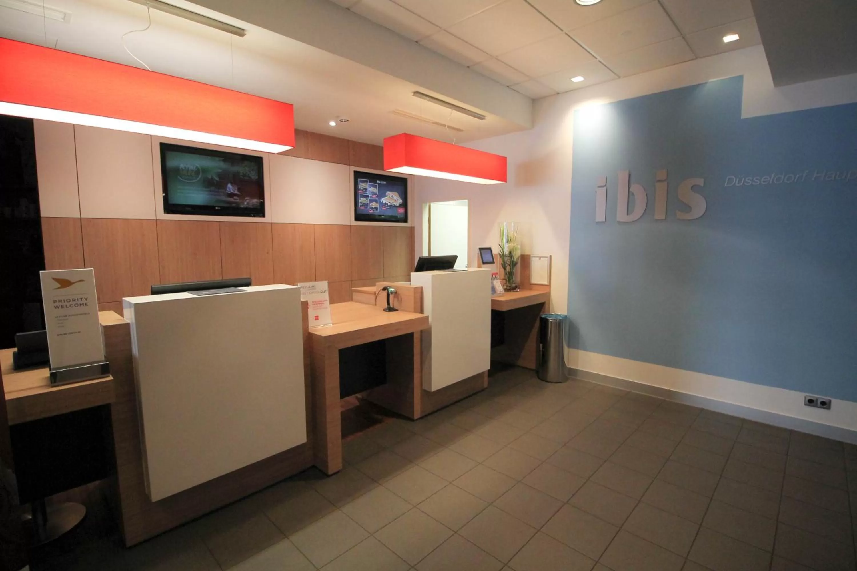Lobby or reception in ibis Hotel Düsseldorf Hauptbahnhof