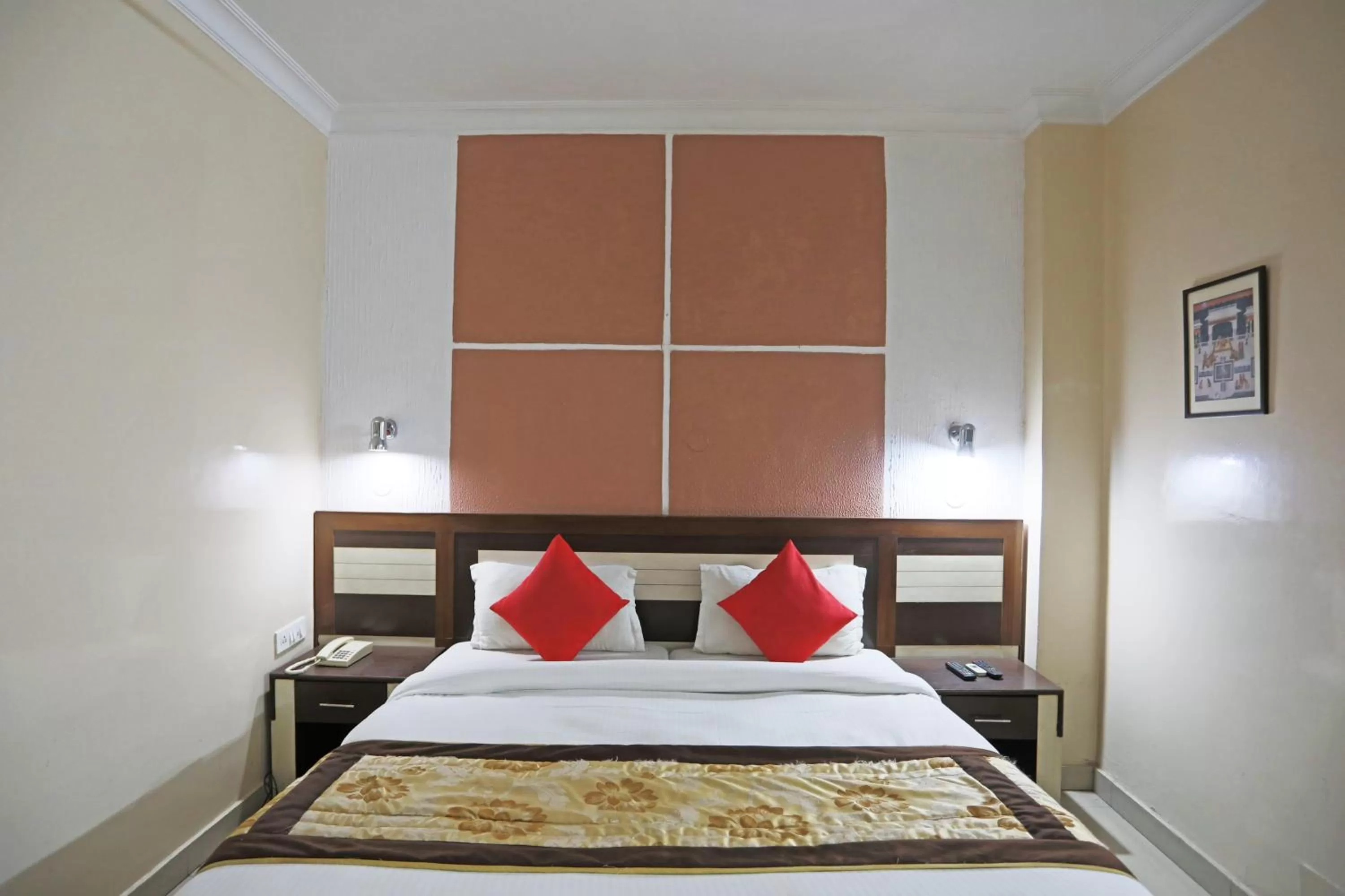 Bed in Hotel The Tourist - 1 min from New Delhi Railway Station