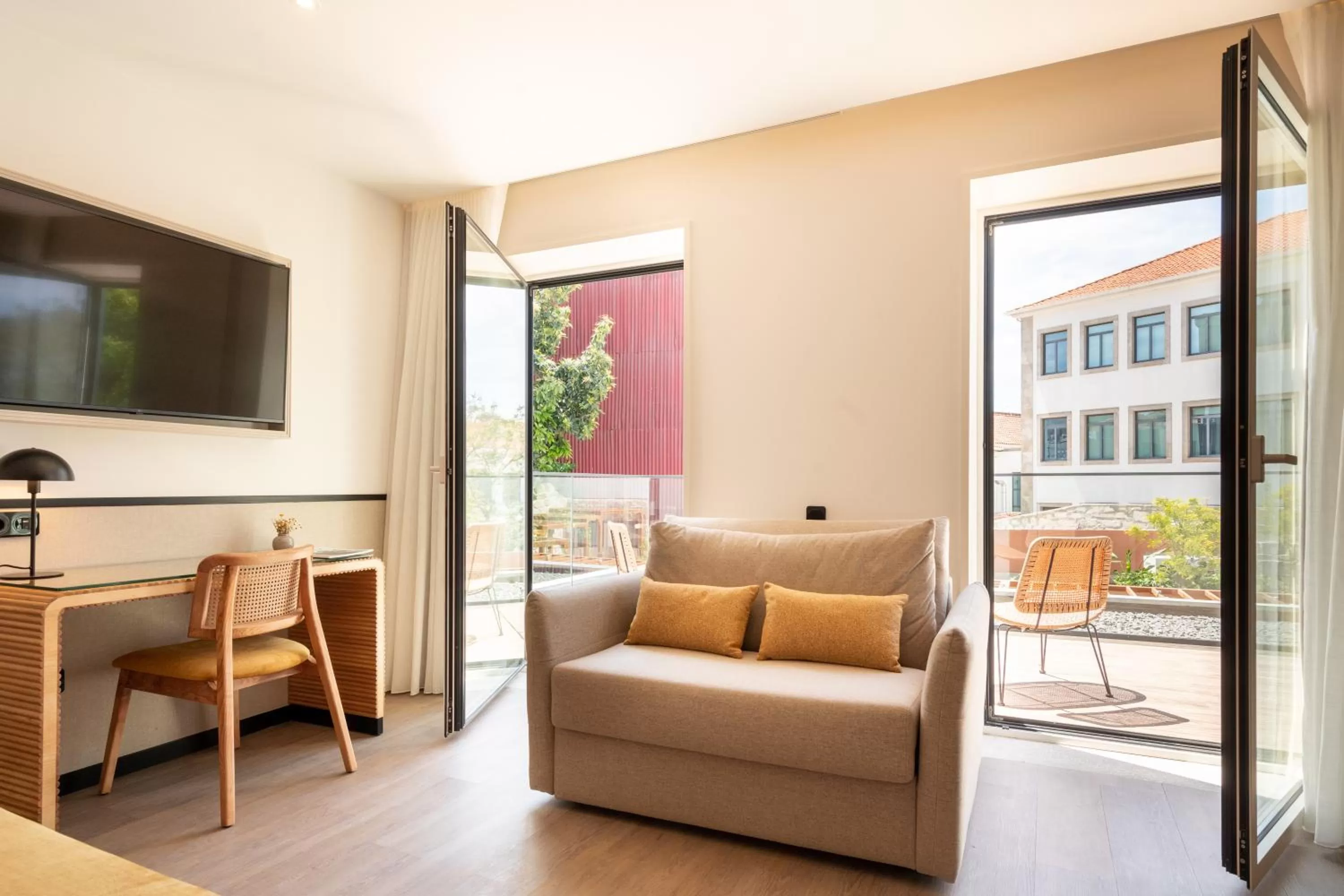 TV and multimedia in The Editory Garden Porto Hotel