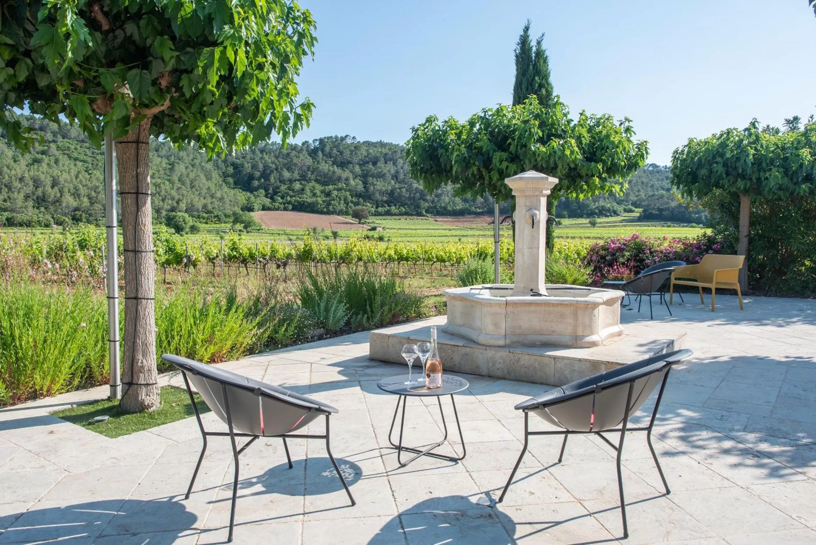 Restaurant/places to eat in Chateau de Sainte Croix