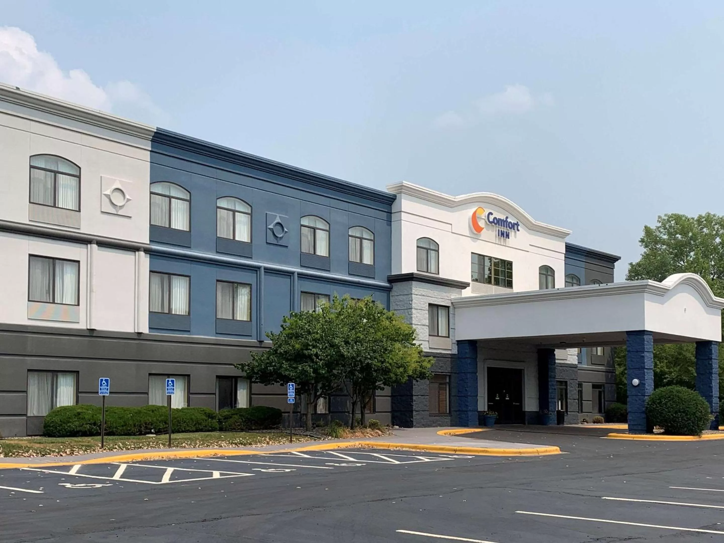 Property building in Comfort Inn Saint Paul East