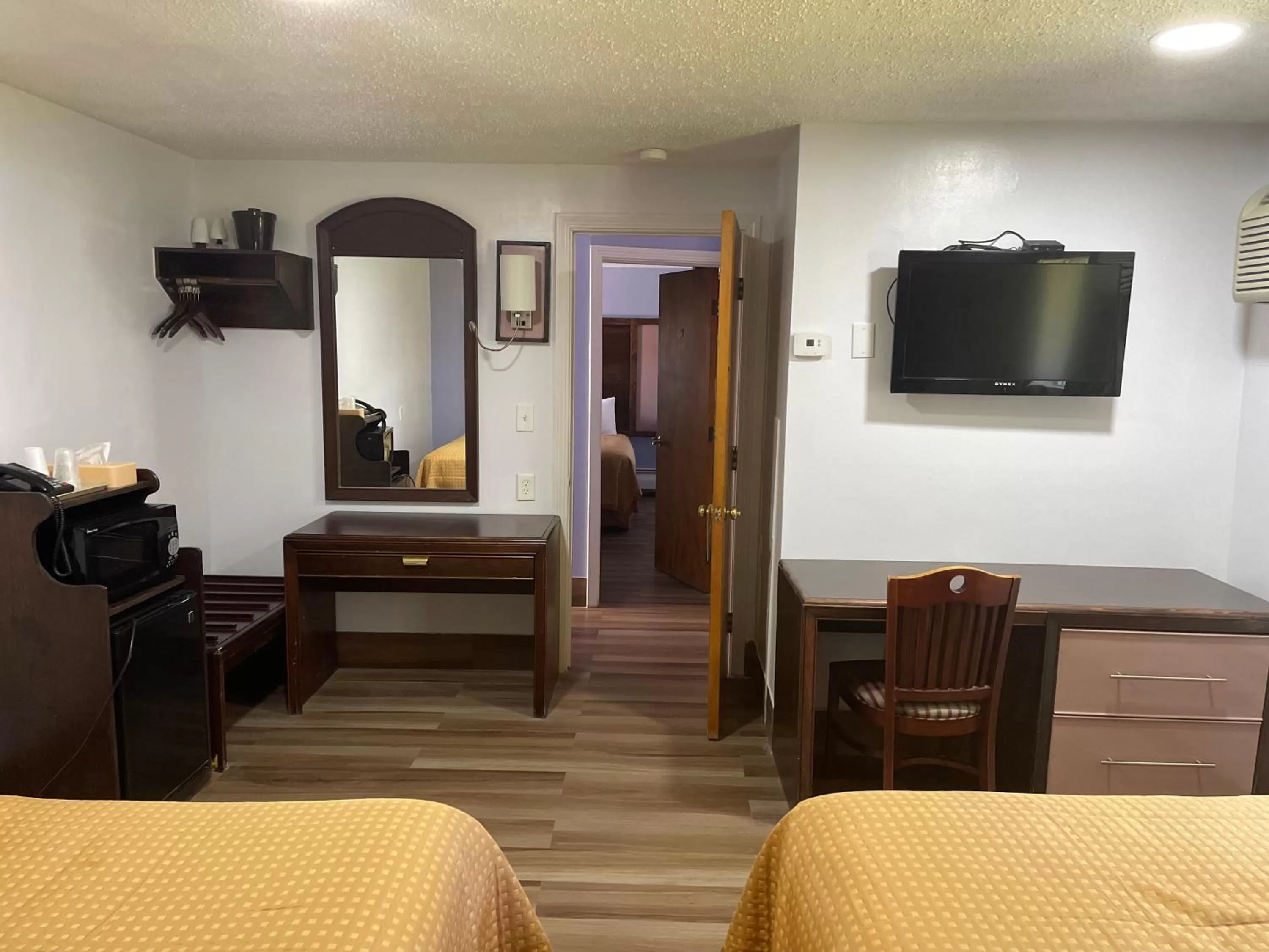 Bed in Scottish Inn - North Tonawanda