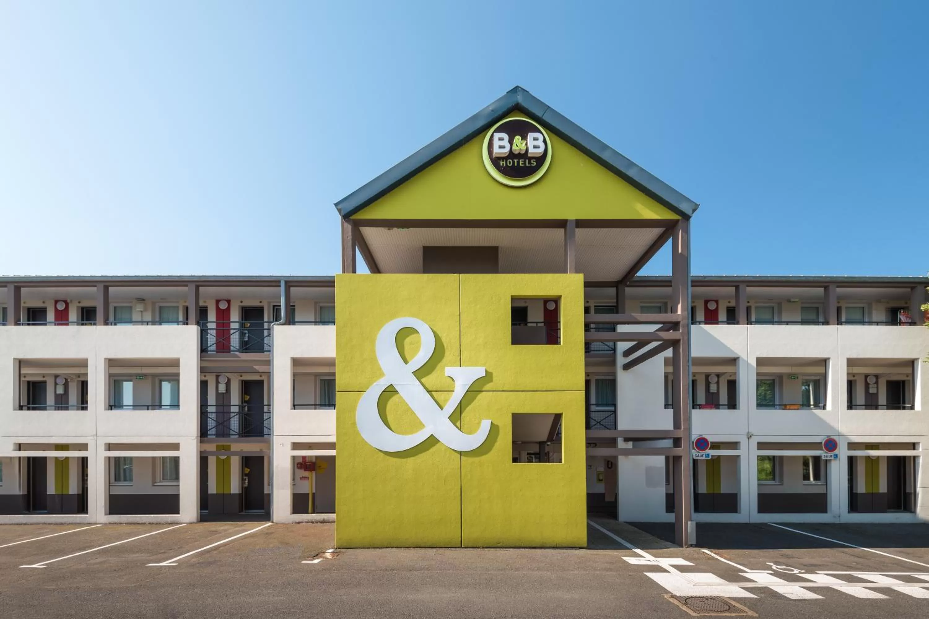 Facade/entrance in B&B HOTEL Saint-Nazaire Trignac