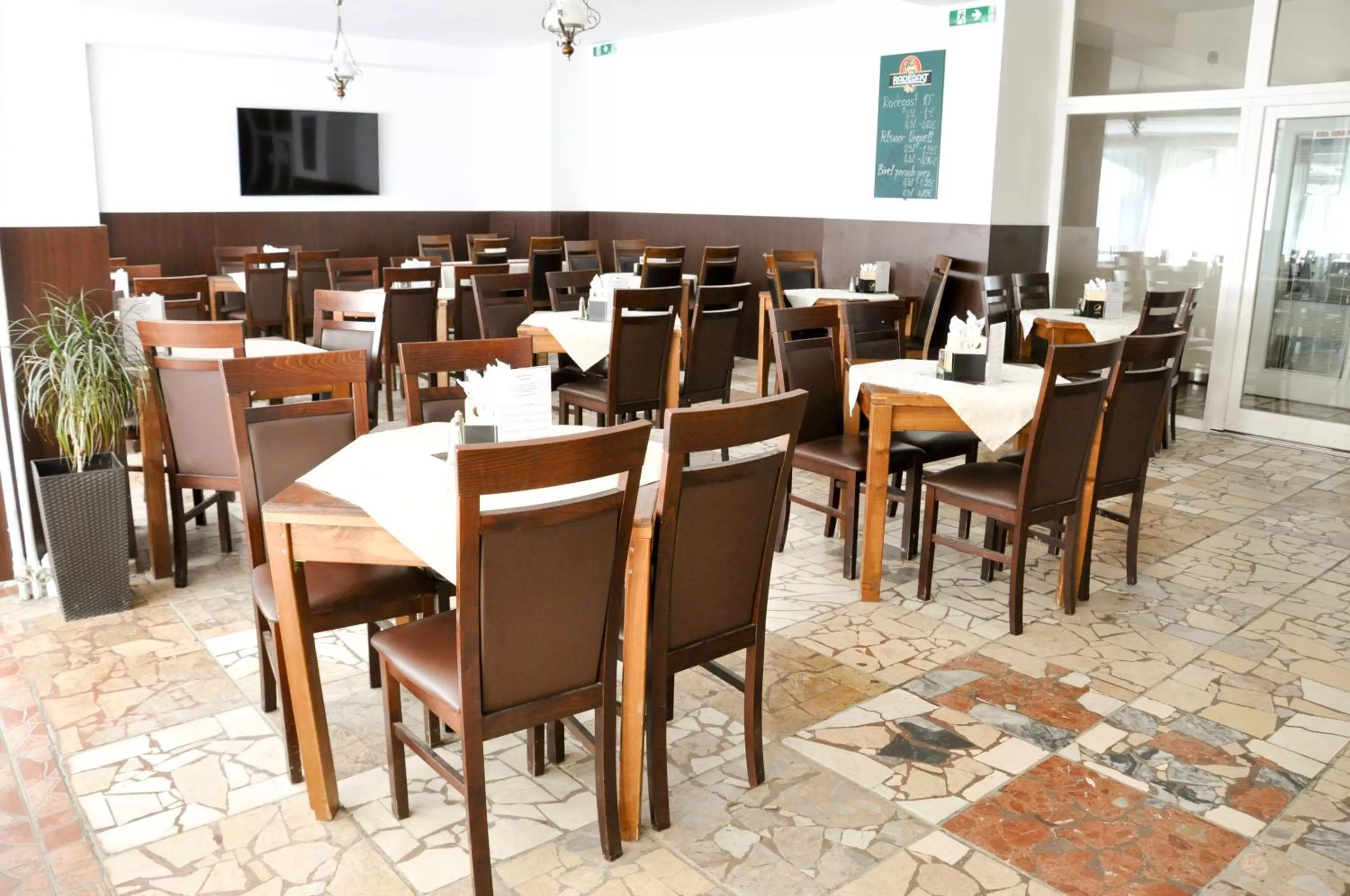 Restaurant/places to eat in Hotel Garni