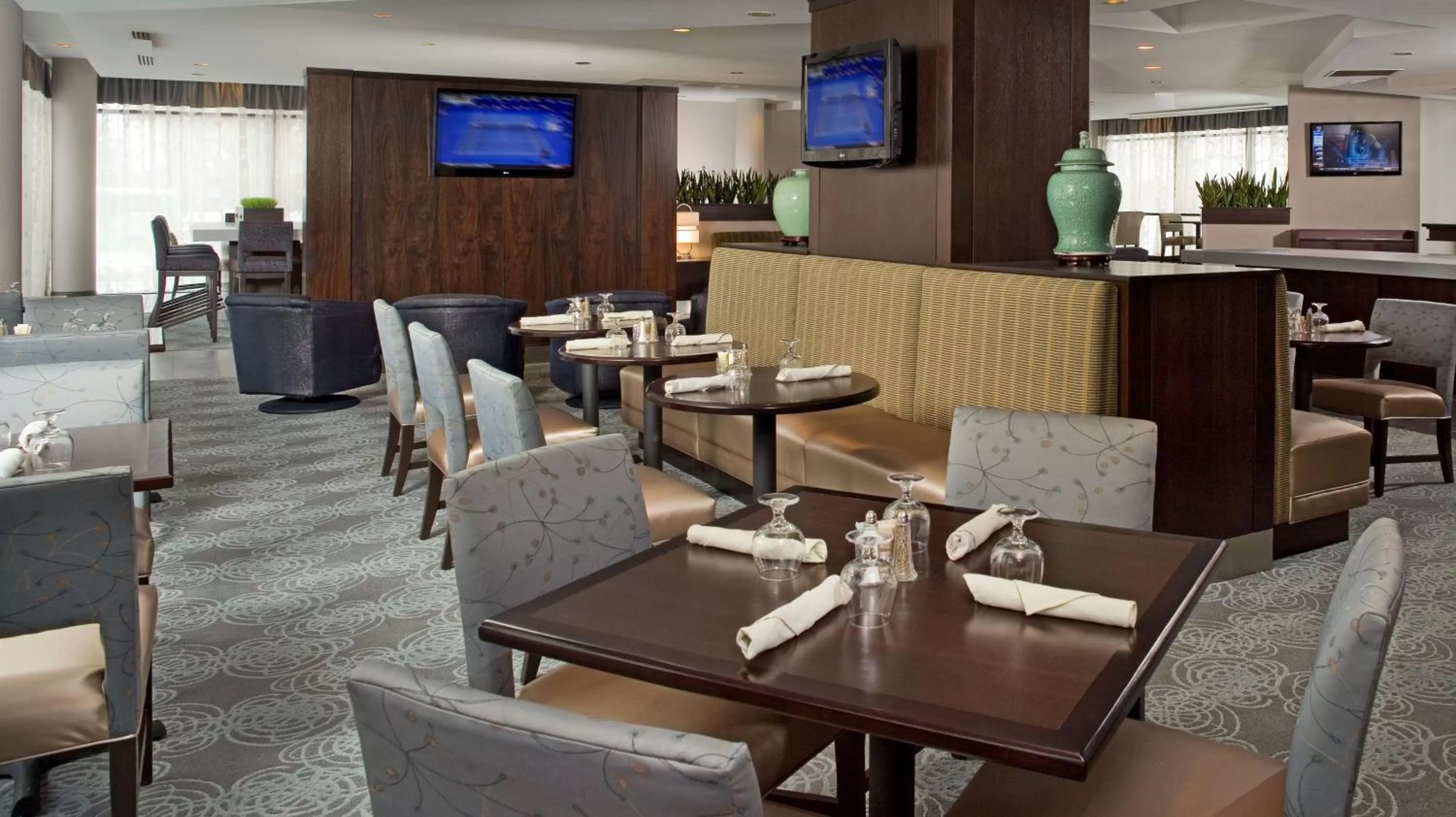 Restaurant/places to eat in DoubleTree by Hilton Chicago Schaumburg