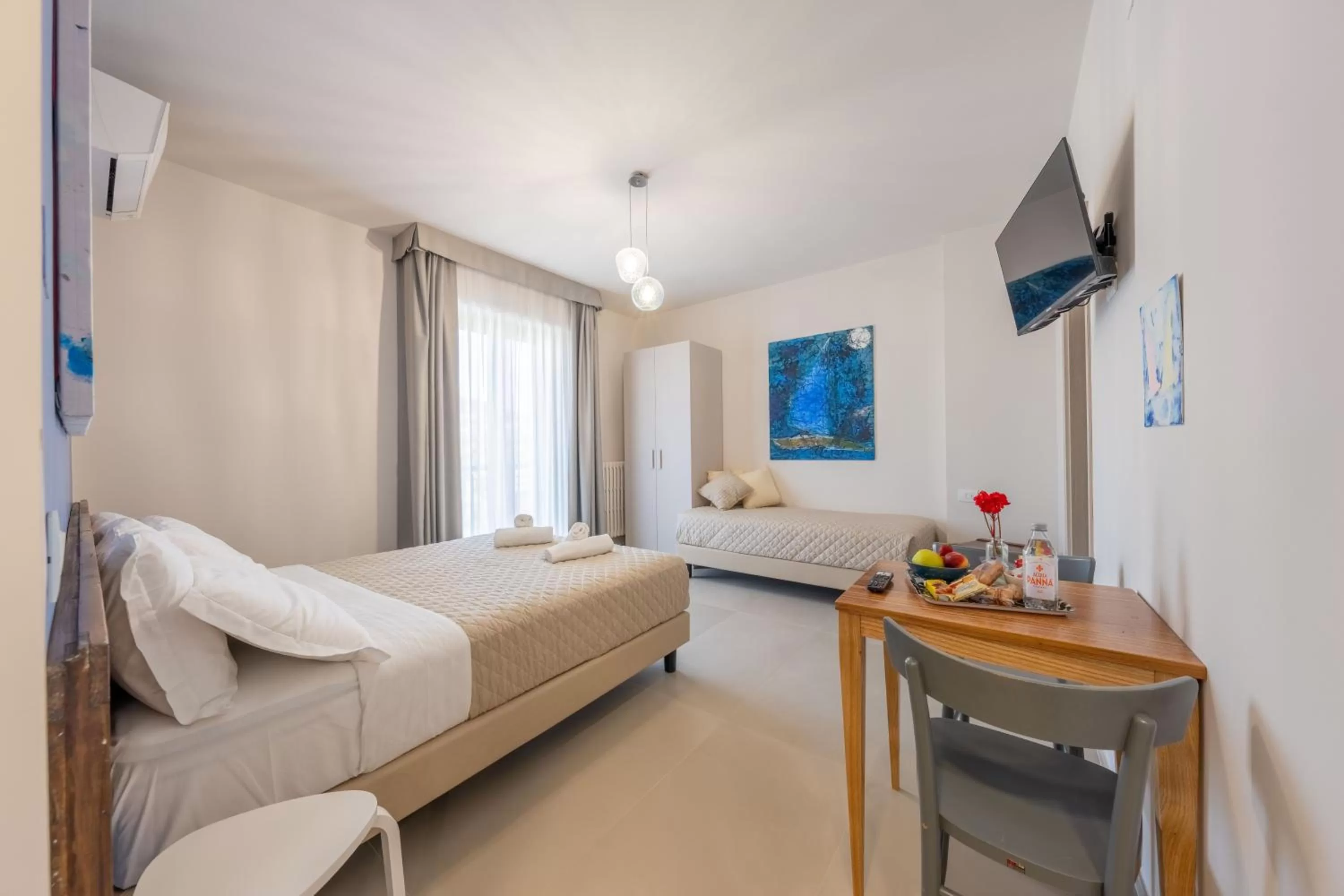 Photo of the whole room, Bed in Dea Suite Room