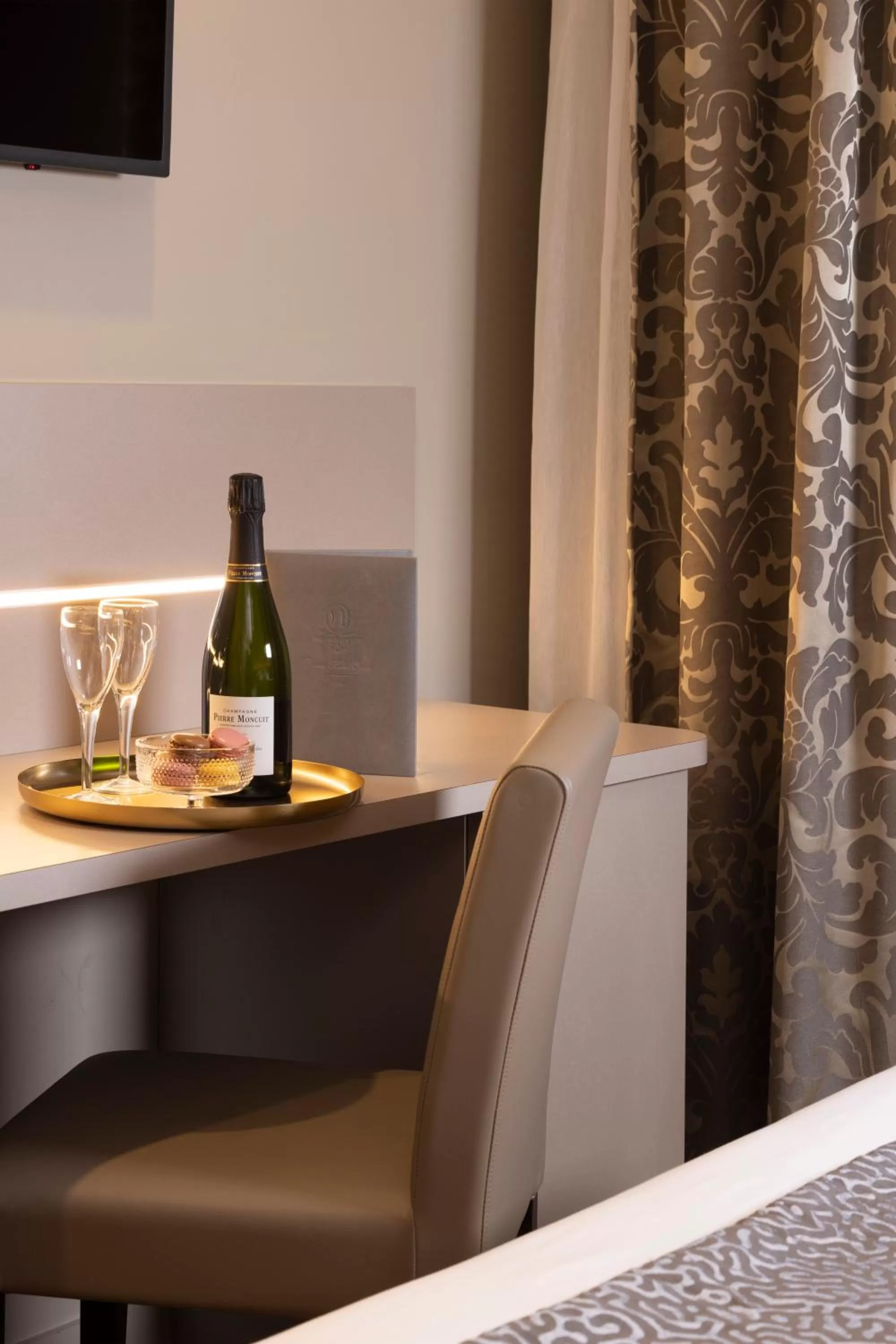 VIP, Bed in Hôtel Théorème